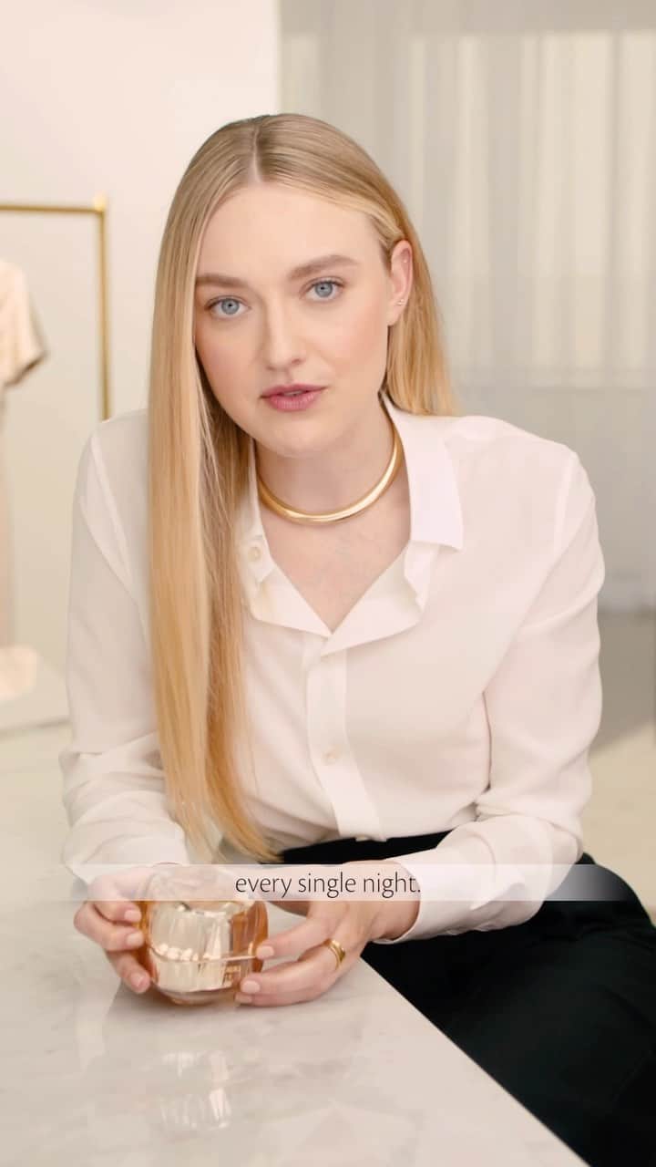 ダコタ・ファニングのインスタグラム：「“I have noticed such a difference in the hydration of my skin, the way that I wake up looking more refreshed, and plumper, and more glowy.”  These are just some reasons why our iconic #LaCreme has won the hearts of fans, including @DakotaFanning. In its eighth generation, this ultimate nighttime cream is formulated with Ceraferment Extract and our highest concentration of Skin-Empowering Illuminator to target skin’s innate power for self-regeneration. Come morning, skin is smoother, brighter, firmer and more lifted.  「肌がうるおい、朝はすっきりと目覚め、よりふっくらとし、つややかになりました」  そう語るダコタ・ファニングさん（@DakotaFanning）。  8回目のリニューアルとなるクレ・ド・ポー ボーテ #ラクレーム （医薬部外品）は、セラファーメント（ハリ保湿）と「肌の知性」に着目した独自成分のスキンイルミネイター* を配合（保湿・整肌）し、使うたび、うるおいに満ちた若わかしい印象があふれだし、輝かしい未来へ導きます。  ＊スキンイルミネイター（保湿・整肌）配合（加水分解シルク、加水分解コンキオリン、テアニン、トウキエキス、シソエキス、グリシン、グリセリン、PEG/PPG-14/7ジメチルエーテル、トレハロース)」