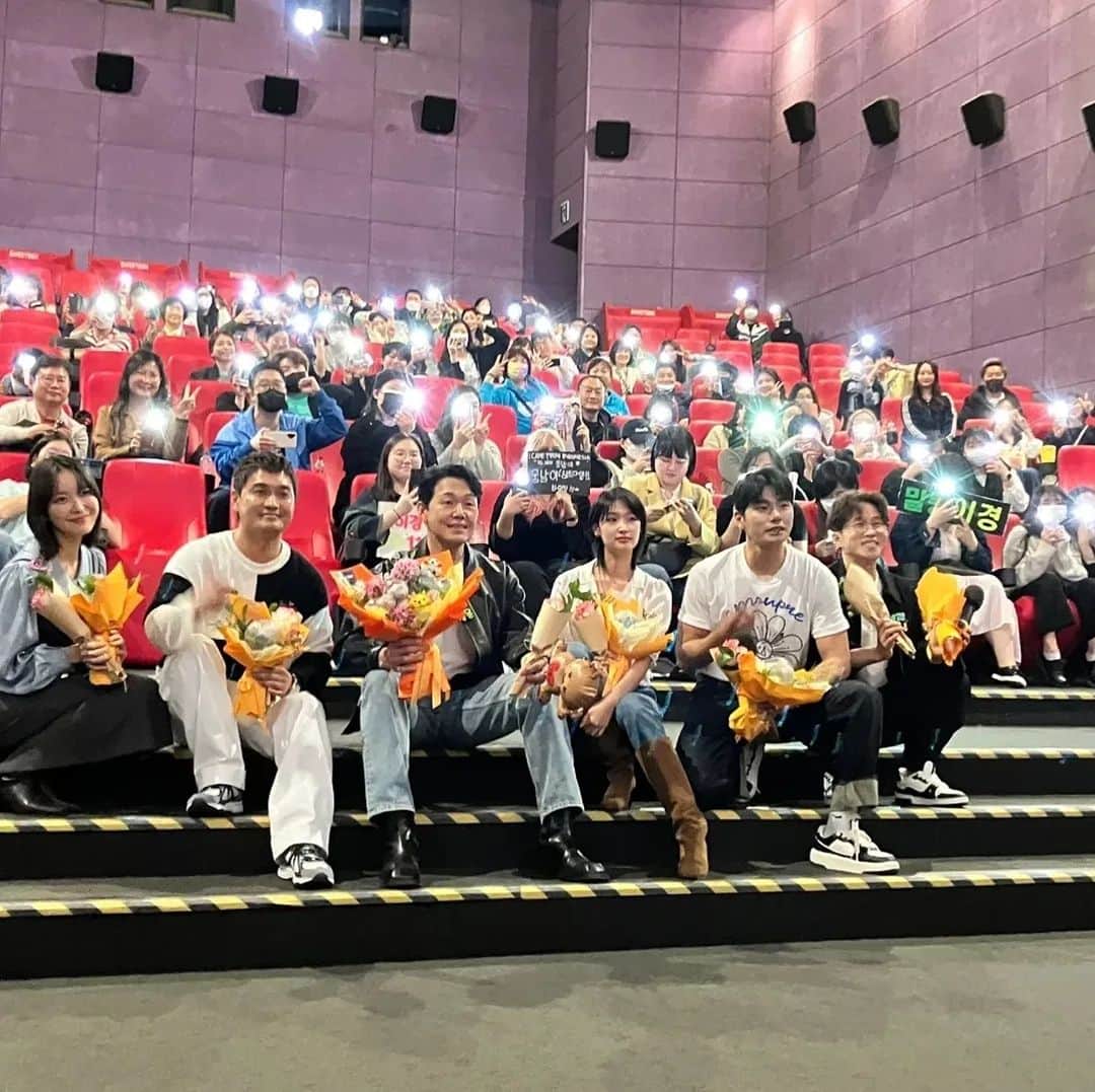 パク・ソングァンのインスタグラム：「## 너무 감사할 따름입니다.  50개국 판매라니..ㅜㅜ  내일 무대인사때 만나요🥹  참..부산 대구 무대인사 사정상 취소 되었어요ㅜㅜ  죄송합니다ㅜㅜ 다시 조율 중입니닷  담주 일정은 다시 올리겠습니다.💕」
