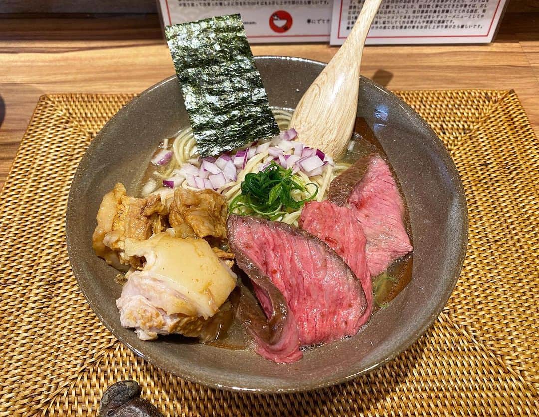 西村真二のインスタグラム：「🍜 元芸人の先輩が出したお店の夢に出てきた中華そば。 久しぶりに仕事関係なく相方と一緒に食いに行った。 ほんと美味かったのでみなさんも是非とも。 幸せでした。」