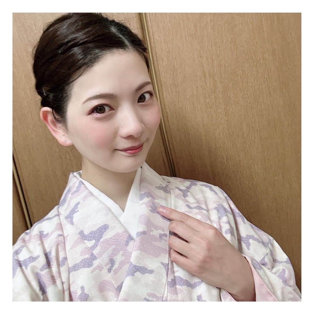 美蘭レンナさんのインスタグラム写真 - (美蘭レンナInstagram)「【3月ラストディ✨】 . . . 3月ラストのお稽古でした☺️✨ お稽古終わりに撮ったので髪の毛ボサ子ちゃんですが、 それよりも汗かいて踊り終わったあとの充足感が、 たまらなく好きです☺️✨✨  春らしく白地にピンク色のサファリ柄の着物👘☺️🌸  お稽古終わりに久しぶりに @poire.jp のショートケーキ🍰✨ もったいないけど美味しいから一瞬でペロリでした😋笑  そして明日から4月スタートということにびっくり‼️ 時の流れが早い的な事を毎回言ってますが、 本当に1日があっという間！  命ある限り1日1日を大切に。 日々是好日🌸🌸 . . . #3月#3月ラスト #日本舞踊#藤間流 #伝統芸能#日本文化 #日本文化を世界へ #お稽古#習い事#レッスン #着物#着物コーデ#小紋 #着物ヘア#着物ヘアスタイル #3時のおやつ #ショートケーキ #スタバマグ #うさマグ#期間限定#卯 #kimono#kimonostyle #hairarrange#japanese #traditional#traditionalart #dance#takarazuka」3月31日 15時21分 - renna_miran33