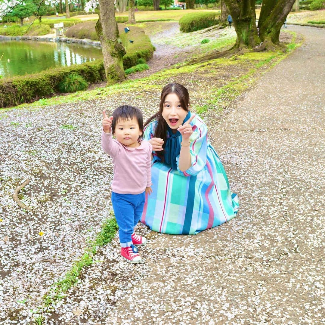 ベルのインスタグラム：「春みっけ🌸  #とちぎきぶん #お花見 #桜 #1歳7ヶ月 #マタママ #妊娠6ヶ月」