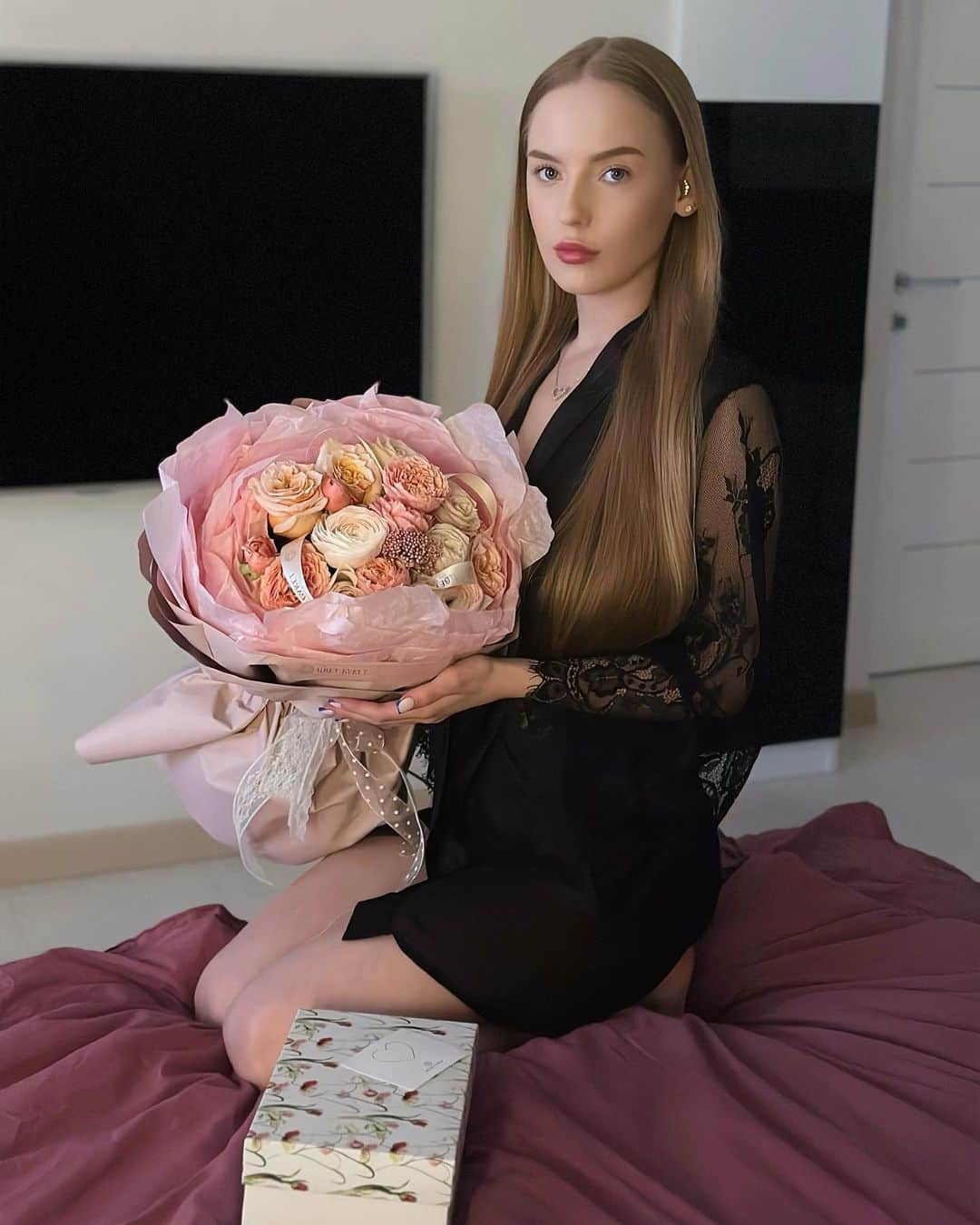 オクサナ・ネベセラヤのインスタグラム：「Ситуация следующая: кое-кто понял, какие цветы полностью отвечают моему вкусу😄」