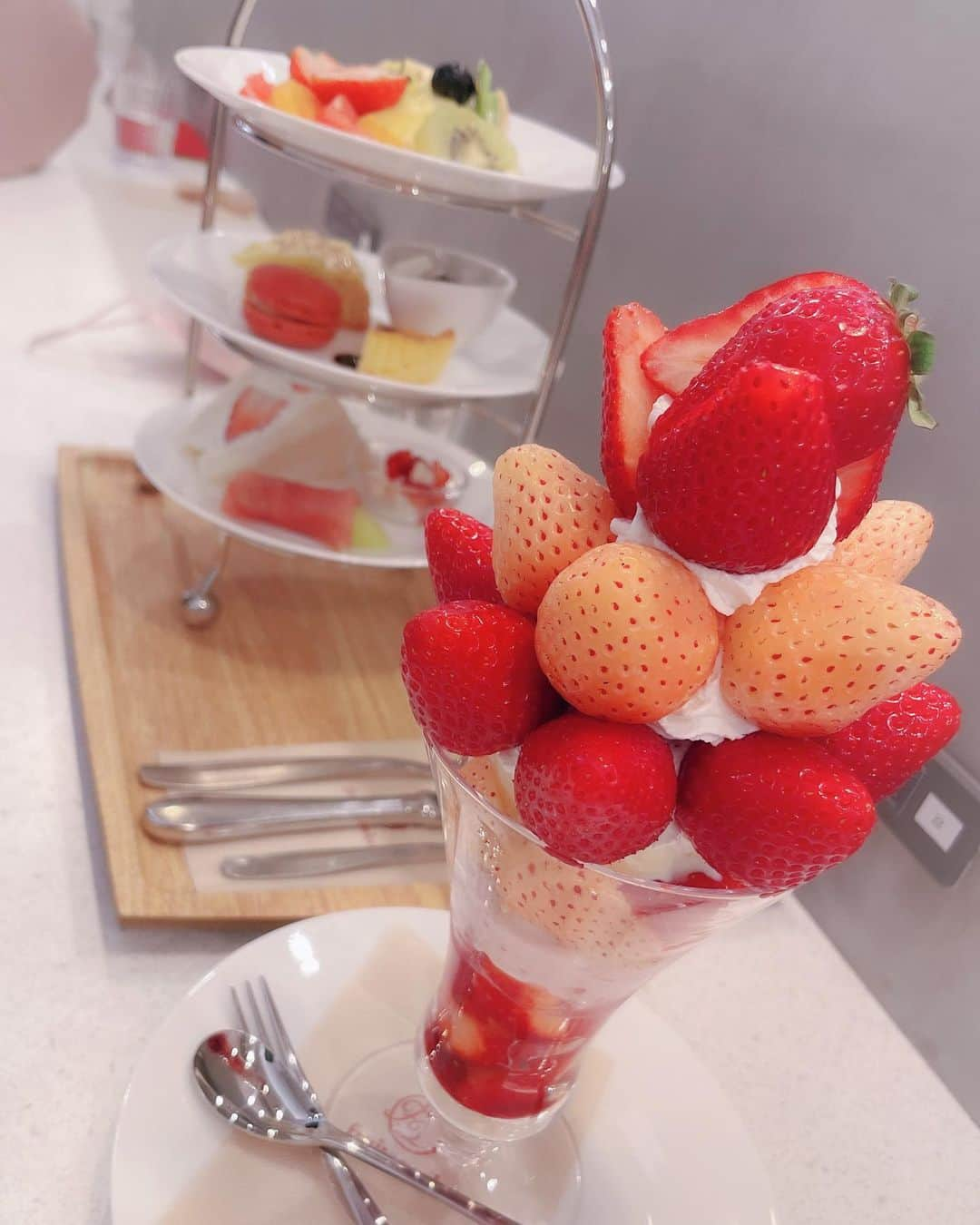 松谷琉優のインスタグラム：「✨❤️🍓🍓🍓❤️✨  幸せー！！  #カフェ #アフタヌーンティー　#横浜カフェ #フルーツピークス #フルーツピークス横浜ポルタ店　#湘南ベリーと淡雪のパフェ」