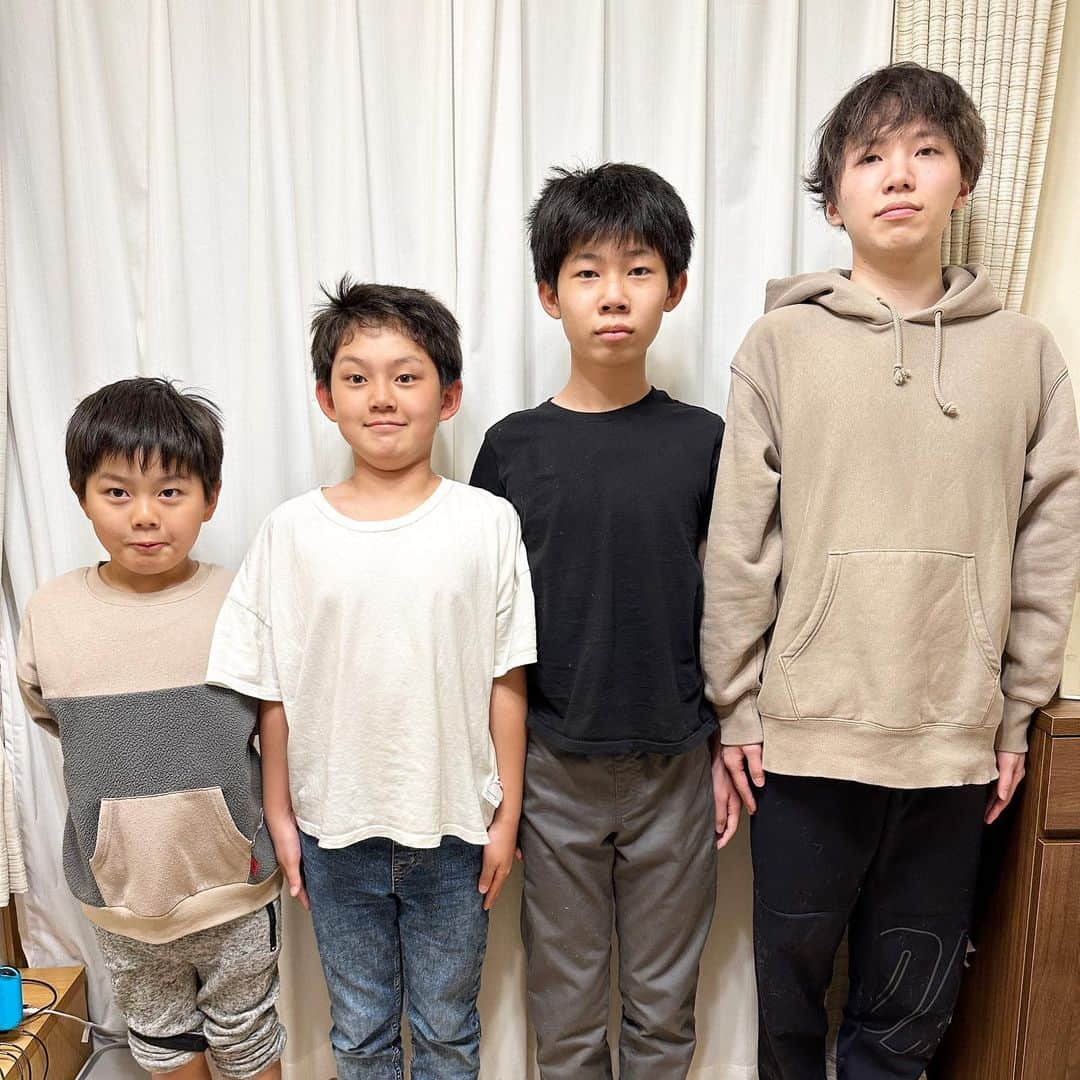 ブラザー4チャンネルのインスタグラム：「【4兄弟の背比べ】 ⁡ 差が縮まってきた いっくん&だいちゃん ⁡ この4兄弟の10年後は誰が1番大きくなっているでしょうか…😍✨ ⁡ #brother4 #YouTuber #男4兄弟  #背比べ」