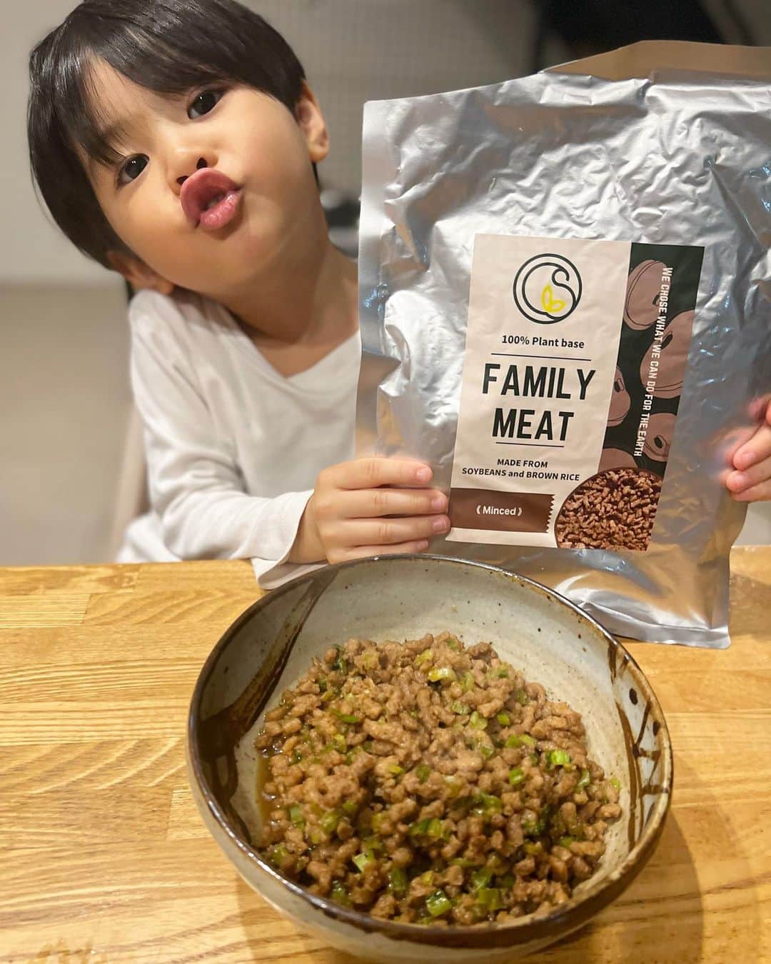 鈴木サチさんのインスタグラム写真 - (鈴木サチInstagram)「. @c.s_loco の無添加玄米入り大豆ミートを使って、そぼろ丼作ったら、大人気で美味しくて😍😍 速攻売り切れちゃいました☺️✨ . 歯ごたえがあって、お肉に近い食感✨食物繊維も豊富だから、たくさん食べても罪悪感ゼロ😆😆 . 今回は小松菜🥬と一緒に炒めたけど、今度は子供たちも好きなボロネーゼを作ってみよー✨✨😍 . . #ママ #ママモデル #モデル #4児ママ #大豆ミート #family #familymeat」3月31日 15時33分 - sachi_suzuki