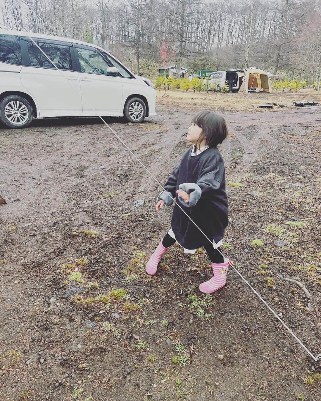 のインスタグラム：「北軽井沢へキャンプへ🏕🌸  極寒の中、終日雨が降り続き、電池も忘れるアクシデントで写真🤳全然撮れず😇  温泉♨️にゆっくり浸かりたくても娘ちゃんが熱いで騒ぐしで、正に修行の様でした😂😅  自然と家族の楽しむ姿と帰りの喫茶店ポプラに癒されました〜😮‍💨♥️  #北軽井沢 #camp #キャンプ #一応 #冬キャンプ #🏕 #♨️ #🙏 #グランピングしたい」