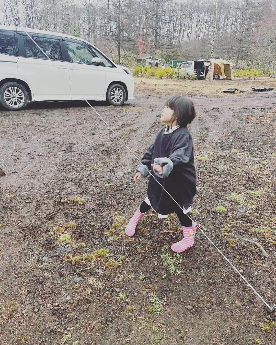 日高薫のインスタグラム：「北軽井沢へキャンプへ🏕🌸  極寒の中、終日雨が降り続き、電池も忘れるアクシデントで写真🤳全然撮れず😇  温泉♨️にゆっくり浸かりたくても娘ちゃんが熱いで騒ぐしで、正に修行の様でした😂😅  自然と家族の楽しむ姿と帰りの喫茶店ポプラに癒されました〜😮‍💨♥️  #北軽井沢 #camp #キャンプ #一応 #冬キャンプ #🏕 #♨️ #🙏 #グランピングしたい」