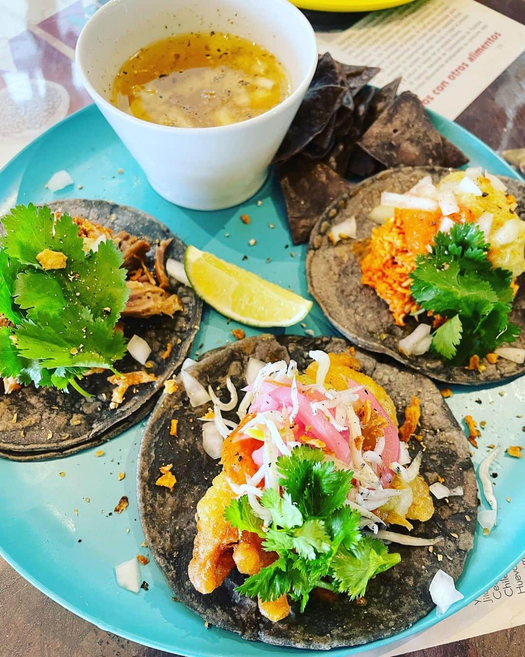前川泰之さんのインスタグラム写真 - (前川泰之Instagram)「ランチは近場で初めてのメキシカンへ。  美味しかったー✨✨ ブルーコーン(とうもろこしの品種)のタコスは品の良い香りで、やっぱり旨い😋  と、二つ目はみんな気に入ったメキシコの調味料。酸っぱ辛い。ナーイス👍🏻👍🏻  #メキシコ料理　#タコス好き #タコスのスは複数形のSって知ってた？ #lovetacos」3月31日 15時41分 - maekawa_yasuyuki_official