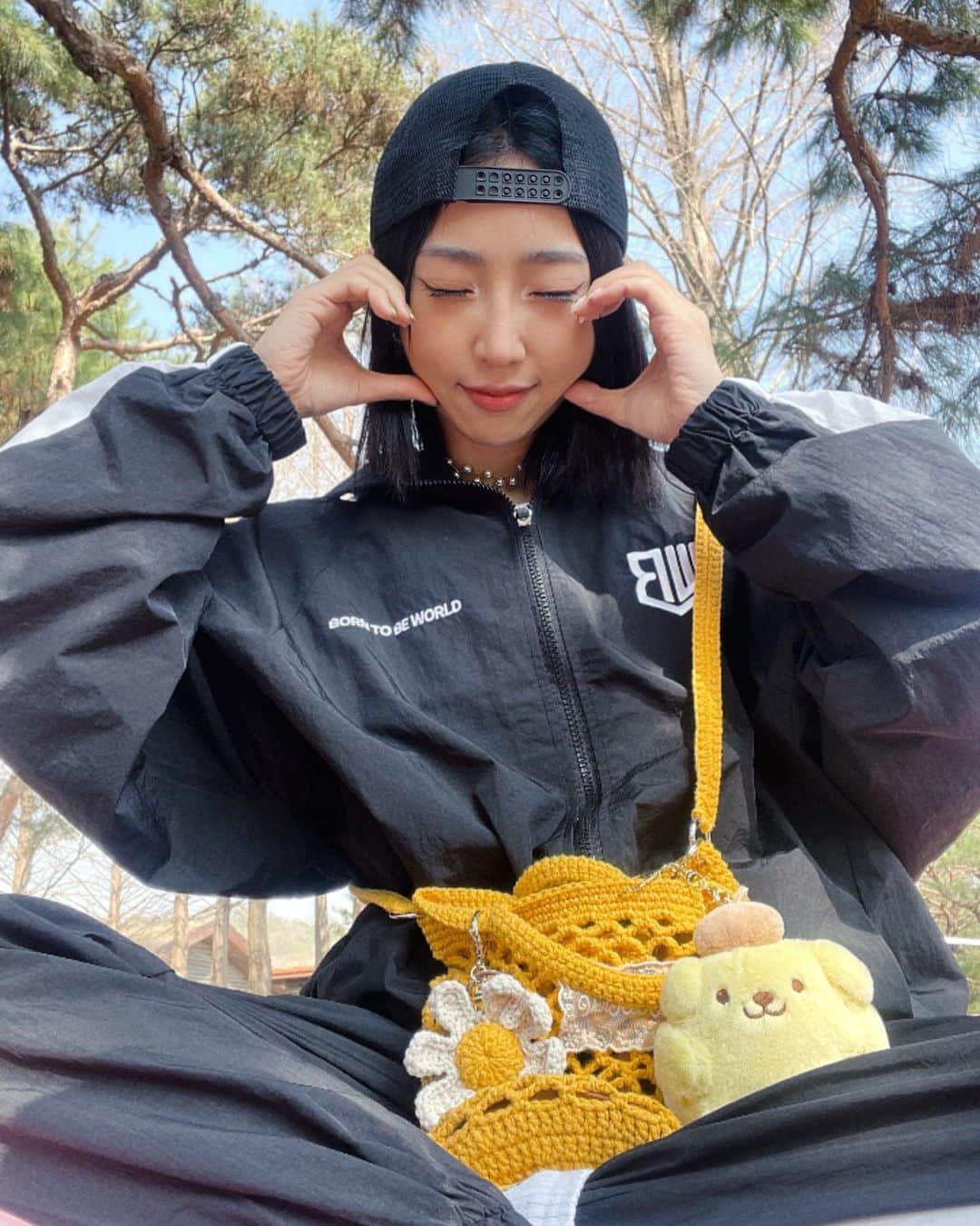 コン・ミンジのインスタグラム：「3월의 마지막🌸💜💛 예쁜 새 옷과 새신을 신고 봄나들이로 마무리✌🏼  Clothes: @born2bw_  Shoes: @vans_korea @hyundolee_  @thedeuxofficial」