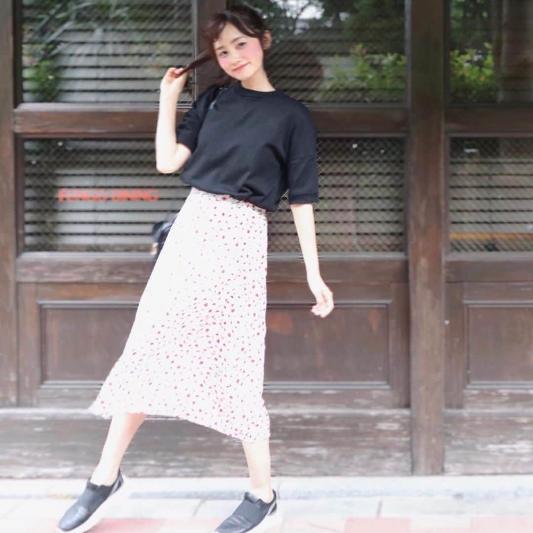 野村日香理のインスタグラム：「#コーデ あったかーい☀️🌸  しあわせ(*'▽'*)  #🇻🇳 で買ったスカートお気に入りです♪  #ベトナム#お仕事帰り#はるうらら#しあわせ#春コーデ #fashionstyle#todayful」
