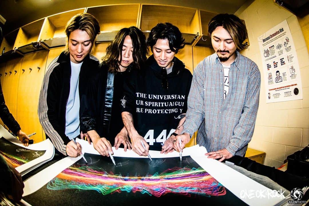 Taka さんのインスタグラム写真 - (Taka Instagram)「Had a great time working with @Soundwaves_Art turning the sound waves of “Wherever you are” into these artworks! We signed each one backstage at @thegarden and we’re releasing them today. They are limited-edition and all profits go to support @ChildrenInConflict, who protect and feed children fleeing warzones. Check it out!  https://soundwavesartfoundation.com/collections/one-ok-rock」3月31日 15時48分 - 10969taka