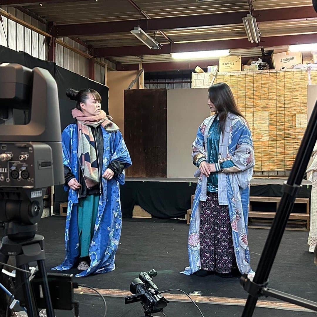のインスタグラム：「熱海から戻って、空中欲を満たしたりとか、イベント出演があったりとかしつつ、 #UTSUKE2023 過去編お稽古に復帰して、もう来週初日です！  アフリカ座第23回公演 有観客×マルチアングルLIVE配信公演 『UTSUKE過去編～一夜～』2023年版  脚本:天之才鶴 構成・演出・映像演出:中山浩(アフリカ座) 企画・制作:アフリカ座 配信協力:株式会社エクサインターナショナル  2022年12月14日に初日を迎えるはずだった本公演。 小屋入り初日12月12日舞台セットも組みあがり、さあこれから！と言う時に、メインキャスト一名のコロナ陽性発覚。 その後の全員検査で更に二名のメインキャストが陽性発覚。 コロナ感染症拡大防止の観点、作品クオリティの維持が不可能であるとの演出判断により中止、延期が決定しました。 お客様には多大なご迷惑をおかけしましたが、2023年4月延期上演いたします。  アフリカ座の大人気作品「UTSUKE三部作」が大幅改変して、生配信初登場！ 戦国時代のカリスマ織田信長を中心とした、過去編、現代編、未来編の三部作。 今回は過去編をお届けします。 日本史最大のミステリーと言われる「本能寺の変」その前日からの一日を描きます。 その中で私は信長の妻、帰蝶(濃姫)で出演します。  【上演スケジュール】 2023年4月 7日(金) 19:00 8日(土)14:00/19:00 9日(日)14:00/19:00 10日(月)14:00/19:00 11日(火)15:00 ※本編120分程度 ※各回の10分前より待機画面へアクセスできます ※各回終演後3日間はアーカイブ(録画)をご利用いただけます  【チケット料金】 6.000円(前売券)※販売期間～4月6日23:59まで 6,500円(当日券)※販売期間4月7日0:00～ (税込、手数料別)  【キャスト】 種子島史時（テノール歌手） 若林美保(マルチパフォーマー)  有田一章（アフリカ座/u-you.company） 杉山夕(アフリカ座/u-you.company) 相葉悠樹 (アフリカ座) 牧之内大輔 (アフリカ座) 細丼和也 (アフリカ座) 舩原健人 (乱痴気STARTER) 緒方貴 (アフリカ座) 久保田隆寛 (アフリカ座) 山本龍平 (アフリカ座) 内田卓斗 (アフリカ座) 清田掌 (アフリカ座) 髙﨑成二 (アフリカ座)  進藤真司 小山広寿 エンジェル 東海林直也 高橋二瑚 湯空はづき 吉田涼馬 赤名萌 村上悠也 他  【さらに詳しいお知らせとお申し込みはこちら】 https://zaiko.io/event/352712  みていただけるのを楽しみにしています！」