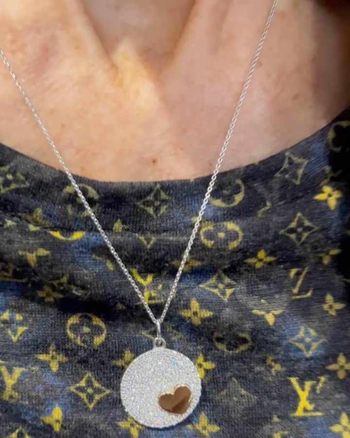 スーザン・ルッチのインスタグラム：「“Empower Your Heart” necklace I designed to help remind women to take charge of their heart health!!! Listen to your body/don’t ignore symptoms/take action/put YOU on your to-do list!!! Save your life❤️❤️❤️ You can order my necklace, direct to you at: www.Tiary.com.  #handcraftedinUSA #14kgoldanddiamonds @goredforwomen  @american_heart @tiary」