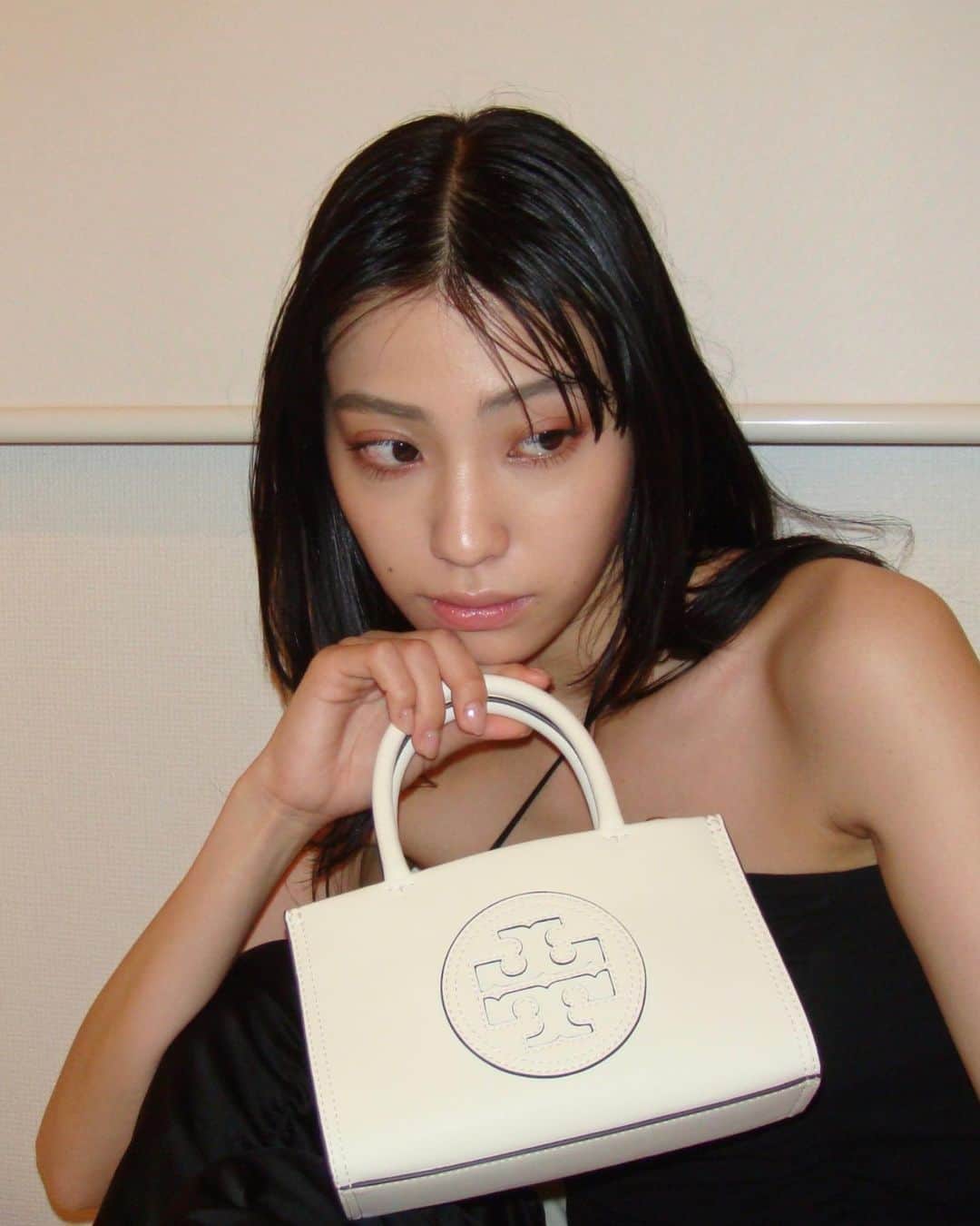 北澤舞悠（まゆちる）のインスタグラム：「Tory Burchの新作ellabio👜 上品なデザインがかわいい〜 #toryburch  #ellabio #トリーバーチ #エラバイオ」