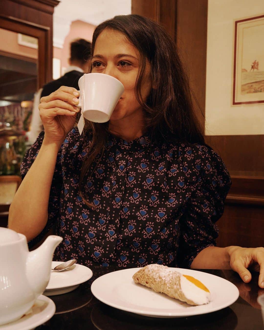 マッタのインスタグラム：「The perfect way to spend the morning.⁠ ☕️🍰⁠ ...seen here the Surya Tapi Top in Kala⁠ photo by @jasmina_martiradonna with @guadalupe_merlo_nahui⁠  •link in bio•」