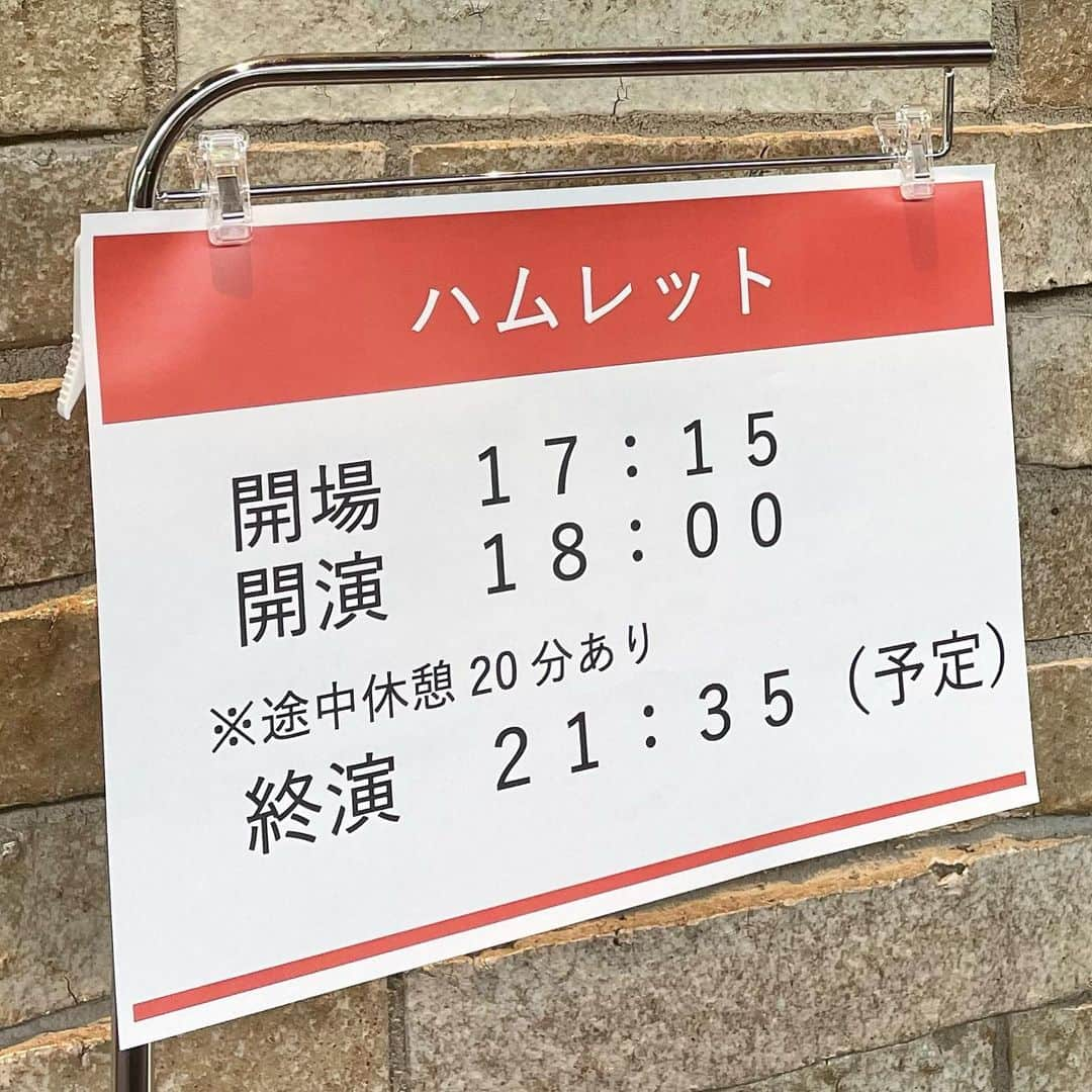 若村麻由美さんのインスタグラム写真 - (若村麻由美Instagram)「❣️お蔭様で『ハムレット』全公演は多くのお客様にご覧いただき満員御礼にて大千穐楽を迎えることが出来ました👏👏👏 ご感想コメントやお手紙読ませていただきました💌プレゼントもありがとうございました🥰  1月16日の顔合わせに始まり、凡そ２ヶ月半を共に完走した、信頼する優しいスタッフとキャストに心から感謝しています。  公演中はなかなかSNS更新出来ず、イヤ、いつもあまり更新出来ないにもかかわらず、フォローしてくださっている皆様にも感謝申し上げます。  ぼちぼち、ハムレットの思い出写真をアップしていきますので、、、お楽しみに🤗  『ハムレット』 2023年3月6日(月)～3月19日(日) @世田谷パブリックシアター  公式HP https://setagaya-pt.jp/performances/202303hamlet.html 公式Twitter https://twitter.com/HamletSept 2023年3月25日(土)17:00 @江戸川区総合文化センター・大ホール  2023年3月29日(水)18:00 @枚方市総合文化芸術センター・関西医大 大ホール  作：Ｗ.シェイクスピア 翻訳：河合祥一郎 構成・演出：野村萬斎 出演： 野村裕基 岡本圭人 藤間爽子 釆澤靖起 松浦海之介 森永友基 月崎晴夫 神保良介 浦野真介 遠山悠介 村田雄浩 河原崎國太郎 若村麻由美 野村萬斎 美術：松井るみ 照明：北澤真 音楽：藤原道山 音響：尾崎弘征　 衣裳：半田悦子　 ヘアメイク：川口博史 アクション：渥美博　 演出助手：日置浩輔 舞台監督：澁谷壽久 技術監督：熊谷明人 プロダクションマネージャー：勝康隆 制作：若山宏太　 プロデューサー：浅田聡子　  #mayumiwakamura #若村麻由美  #shakespeare #hamlet #舞台 #シェイクスピア #ハムレット #王妃 #ガードルード #世田谷パブリックシアター #江戸川区総合文化センター #枚方市総合文化芸術センター #大千穐楽 #完走 #ありがとうございました」3月31日 21時17分 - mayumiwakamura_official