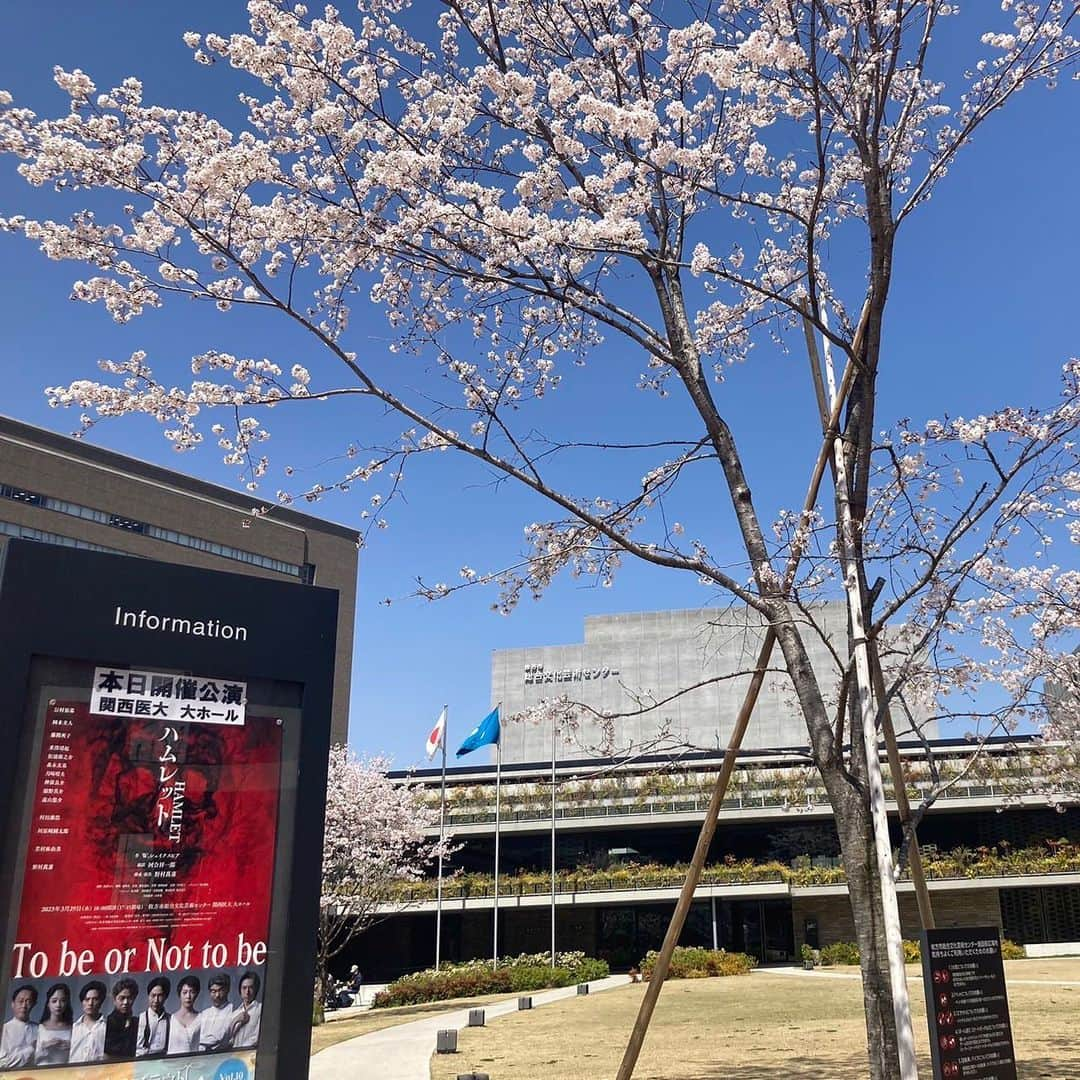 若村麻由美さんのインスタグラム写真 - (若村麻由美Instagram)「❣️お蔭様で『ハムレット』全公演は多くのお客様にご覧いただき満員御礼にて大千穐楽を迎えることが出来ました👏👏👏 ご感想コメントやお手紙読ませていただきました💌プレゼントもありがとうございました🥰  1月16日の顔合わせに始まり、凡そ２ヶ月半を共に完走した、信頼する優しいスタッフとキャストに心から感謝しています。  公演中はなかなかSNS更新出来ず、イヤ、いつもあまり更新出来ないにもかかわらず、フォローしてくださっている皆様にも感謝申し上げます。  ぼちぼち、ハムレットの思い出写真をアップしていきますので、、、お楽しみに🤗  『ハムレット』 2023年3月6日(月)～3月19日(日) @世田谷パブリックシアター  公式HP https://setagaya-pt.jp/performances/202303hamlet.html 公式Twitter https://twitter.com/HamletSept 2023年3月25日(土)17:00 @江戸川区総合文化センター・大ホール  2023年3月29日(水)18:00 @枚方市総合文化芸術センター・関西医大 大ホール  作：Ｗ.シェイクスピア 翻訳：河合祥一郎 構成・演出：野村萬斎 出演： 野村裕基 岡本圭人 藤間爽子 釆澤靖起 松浦海之介 森永友基 月崎晴夫 神保良介 浦野真介 遠山悠介 村田雄浩 河原崎國太郎 若村麻由美 野村萬斎 美術：松井るみ 照明：北澤真 音楽：藤原道山 音響：尾崎弘征　 衣裳：半田悦子　 ヘアメイク：川口博史 アクション：渥美博　 演出助手：日置浩輔 舞台監督：澁谷壽久 技術監督：熊谷明人 プロダクションマネージャー：勝康隆 制作：若山宏太　 プロデューサー：浅田聡子　  #mayumiwakamura #若村麻由美  #shakespeare #hamlet #舞台 #シェイクスピア #ハムレット #王妃 #ガードルード #世田谷パブリックシアター #江戸川区総合文化センター #枚方市総合文化芸術センター #大千穐楽 #完走 #ありがとうございました」3月31日 21時17分 - mayumiwakamura_official