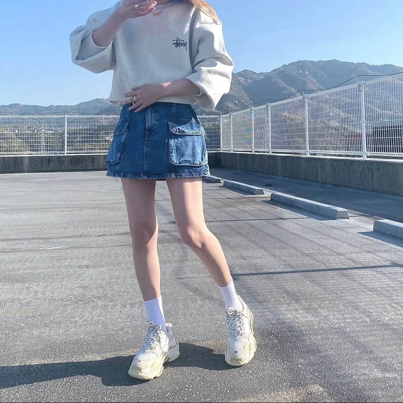 Maiさんのインスタグラム写真 - (MaiInstagram)「・ @zara のオンラインで買ってたデニムミニスカート☝️  ポケット付いてるのが可愛いくて♡  最初見た時はサイズ無かったんだけどちょくちょく見てたら在庫復活してて✨買ったのは先週です🌷  でもサイズが思ったよりもかなり大きめでびっくりした笑😂😂  品番・サイズなどブログに詳細書いてます📝  #zara #stussy #celine #celinebyhedislimane #sneakers #balenciaga #balenciagatriples」3月31日 21時18分 - maimaimai1016