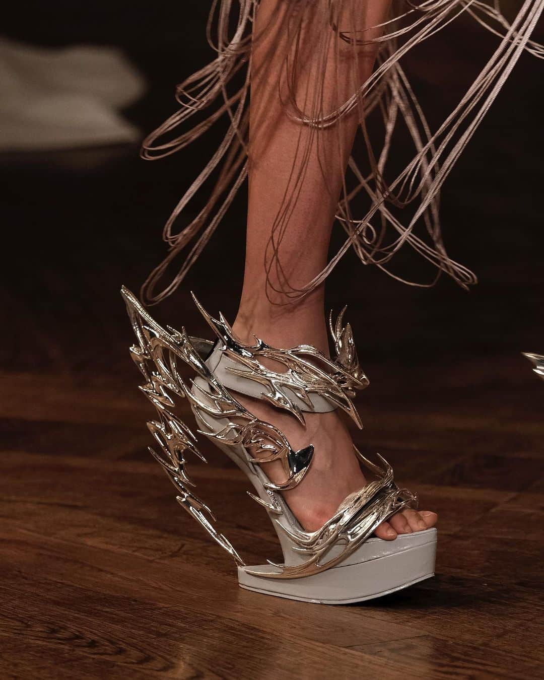Iris Van Herpeさんのインスタグラム写真 - (Iris Van HerpeInstagram)「The architecture of shoes ~   1 ‘Aero’ shoes - 2016 Hand-carved sole from wood, laser-cut leather, and a transparent acrylic heel that separate the sole from the upper shoe, creating a levitated look. Made with @finsklondon   2 ‘Hacking Infinity’ shoes - 2015 A crystal cluster was 3D scanned and then 3Dprinted into heels and handmade to a leather laser-cut upper. Made with @noritaka_tatehana   3 ‘Hybrid Holism’ shoes – 2012 Seamless casted rubber with natural stones embedded. Made with @unitednude   4&5 ‘Ars Amatoria’ heels - 2022 The shoes are lightweight 3D printed and hand-sanded to then be electroplated with silver.   6 Fang’ shoes  - 2012 The shoes are made with three curved heels created with 3D casting that seem to fang the floor. Made with @unitednude   7 ‘Magnetic Motion’ shoes – 2014 The shoes were ‘grown’ with @jolanvanderwiel , using the magnetic field of magnets to pull the volcanic-like textures.  #irisvanherpen #hautecouture」3月31日 21時18分 - irisvanherpen