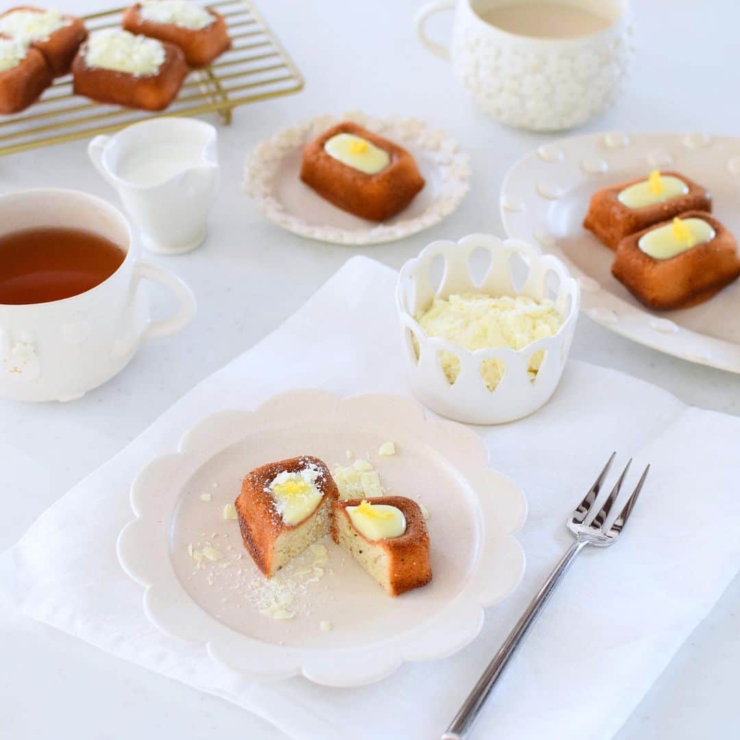 nao_cafe_のインスタグラム：「こんにちは♪ @nao_cafe_ です。 . 今日のおやつにティグレ型を使って レモンティーフィナンシェ焼きました。 紅茶とレモンのいい香りがして 美味しかった♡ 今回 @cotta_corecle コッタさんから サンプルでいただいた クーベルチュールホワイトフレーク  を使ったのですが、 フレーク状のホワイトチョコが こんなに使いやすいとは！ 目から鱗です👁 ホワイトチョコを溶かすのって神経使うから 味は好きなのにちょっと面倒だなって ずっと思っていたんですが 最初からフレーク状だから あっという間に溶ける！ ダマにならない！ 固まらない！ 本当使いやすくてオススメです。 もちろん味は美味しい🙆‍♀️ 冷蔵庫に常備したいくらい 気に入りました🥰 . .  #コッタ #cotta #cottaチョコレート #クーベルチュールチョコレート  #ホワイトチョコレート  #フレークチョコレート #製菓用チョコレート . . #ティグレ#焼き菓子#おやつ#手作りお菓子 #フィナンシェ」