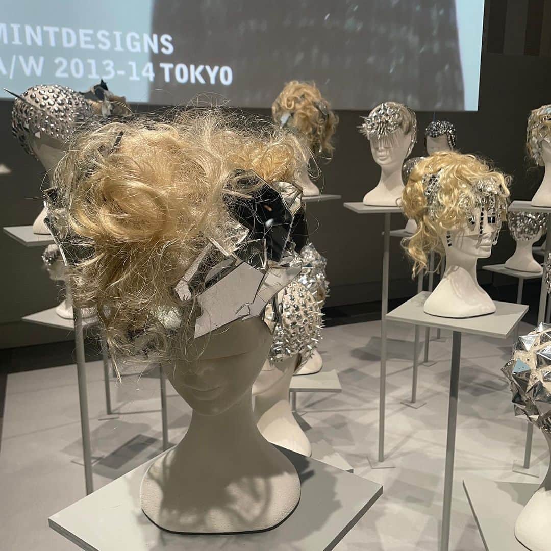 今村沙緒里さんのインスタグラム写真 - (今村沙緒里Instagram)「KAMO HEAD★  ヘアデザイナー加茂克也さんのExhibition！  めちゃくちゃかっこよかった🖤🤍  創造すること。楽しむこと。 "考える" 原点のような展示です。 わたしも創ること考え始めます。 4月2日まで。無料ですのでぜひ！  #kamohead #exhibition #creative #hairdesign #fashion #加茂克也さん #YONちゃんありがとう❤︎」3月31日 15時59分 - saorix13