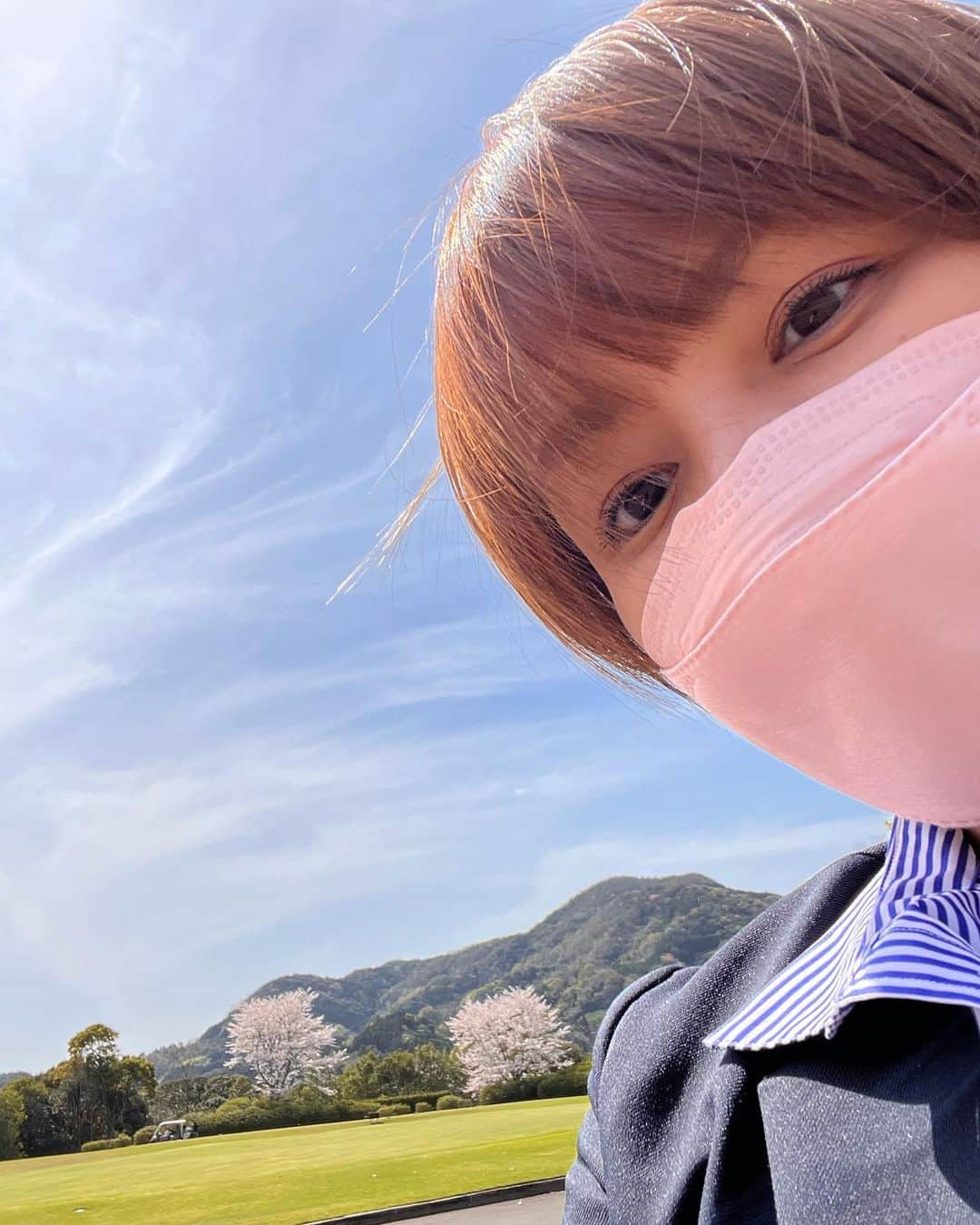 中澤裕子さんのインスタグラム写真 - (中澤裕子Instagram)「⭐︎⭐︎  娘、ゴルフの大会。 私が出来ることは、お握り作って 無事に元気に戻って来てくれるのを　 祈りながら待つだけ。  緊張を見せない娘。 緊張していてもそれを口にしない。 なんて根性あるんだろう、、、 私にはない度胸。  まだまだちっちゃい身体で 頑張る姿。 愛おしい。 とは、言っても靴のサイズは 私と同じの２２.５センチ。　 そのうち 背を超していくんだろうなぁ😊  #ゴルフ大会 #ゴルフ日和 #応援  #佐賀」3月31日 16時04分 - yuko_nakazawa_