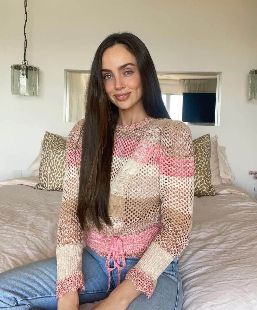 ELOUISE MORRISのインスタグラム：「In love with this sweater 🤩🌸🍂 @hannahartwear」