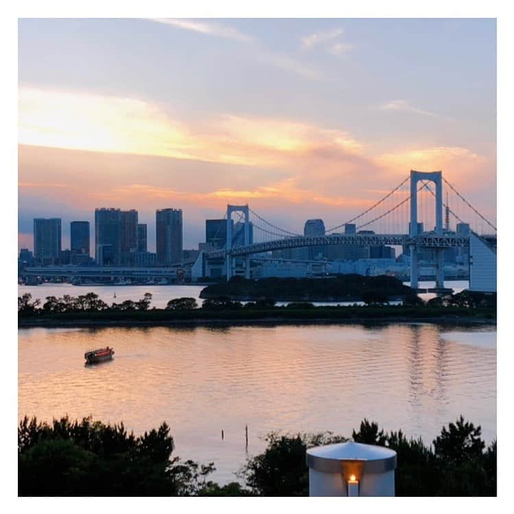三田友梨佳のインスタグラム：「✳︎ 本日３月31日付でフジテレビを退社いたします。  2011年から通い続けたお台場。 12年前の初出社の日、ゆりかもめから見えるお台場の景色に胸が高鳴ったことを昨日のことのように思い出します🌈  めざましテレビ、グッディ、Mr.サンデー、Live News α、フィギュアスケート中継、様々なバラエティー番組、、、  新人の頃『どんなジャンルも任せていただけるアナウンサーになりたい』と希望を胸に入社してから、 未熟な私に様々なチャレンジを与えていただき、それぞれの現場で背中を押し続けていただきました。 たくさんの学び、たくさんの出会い、 この12年間は私にとってかけがえのない大切な思い出がいっぱいに詰まっています。  時には悩むことも、涙することもありましたが、 アナウンス室に帰れば、 辛いときは一緒に悩んでくれて、 悲しいときは一緒に泣いてくれて、 嬉しいときは一緒に喜んでくれて、 楽しいときは一緒に思いっきり笑ってくれる、 いつもどんなときも寄り添ってくれた先輩や後輩の存在は私の宝物です。  本当に本当に、幸せなフジテレビ生活でした。  いつも温かく見守ってくださったみなさま、本当にありがとうございました。 これからは仕事と子育てを両立できるよう自分のペースを探っていきたいと思います。 またお目にかかることができるその日まで私自身研鑽を積んでまいります。  このインスタグラムはこれからも継続いたしますのでご覧いただけたら幸いです。  これからもよろしくお願いいたします。  2023年3月31日 フジテレビアナウンサー　 三田友梨佳」