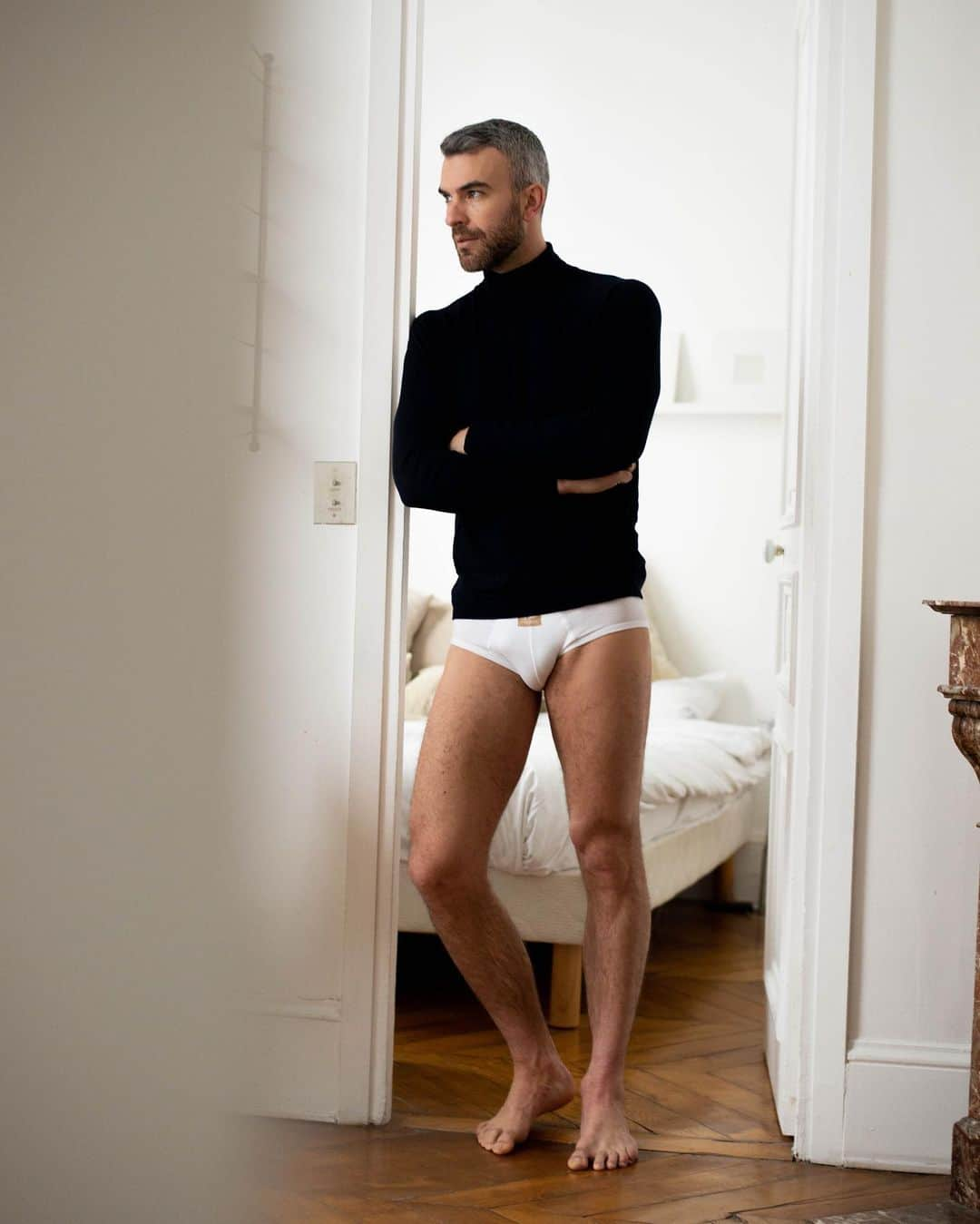 エリック・ラドフォードのインスタグラム：「chill(y) morning ☕️ @ericradford85 @apomesphoto   #ericradford #anthonypomesphotographies  #parisphotographer #thorns #malemodeling #maleunderwear #parisianvibes #hoscos」