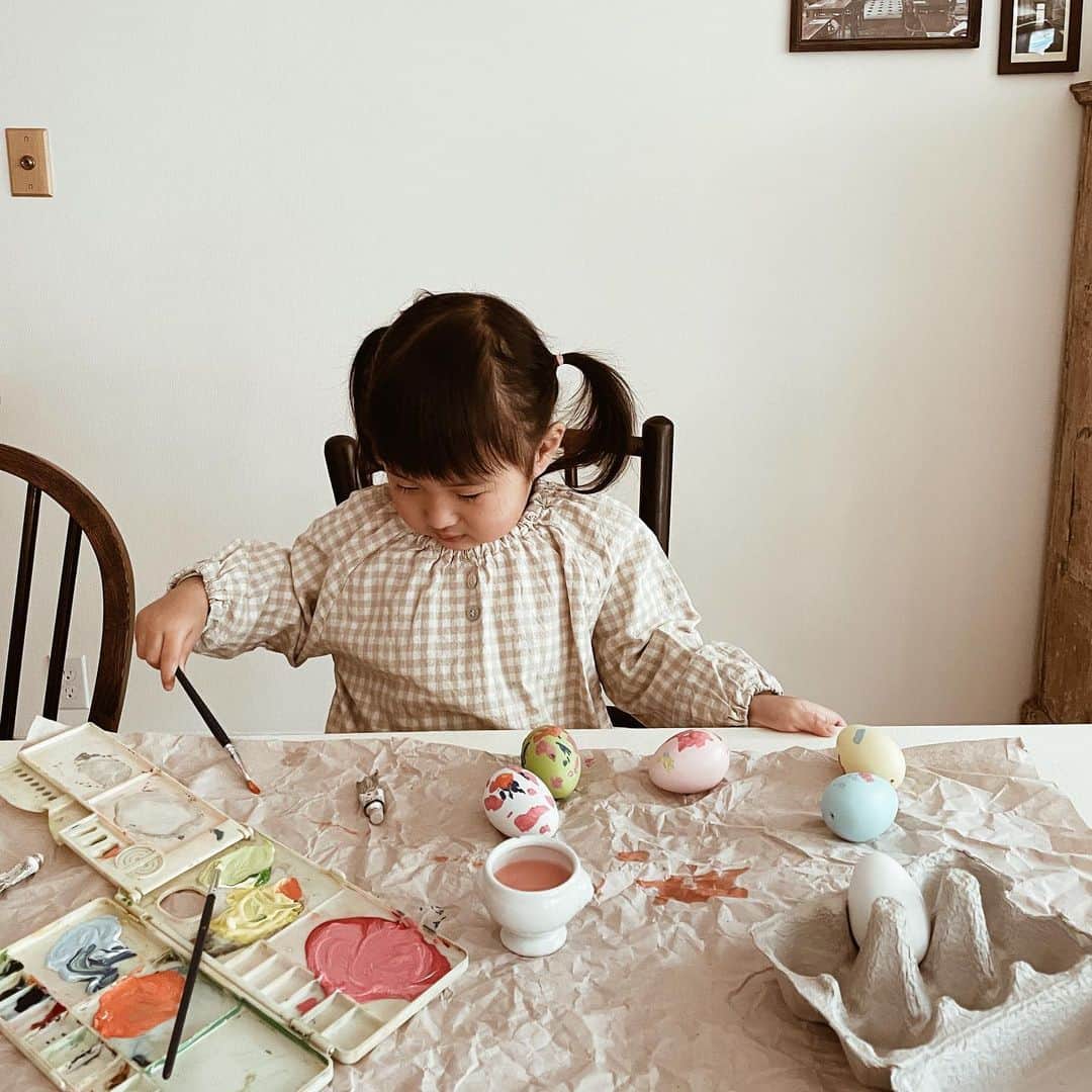yuiさんのインスタグラム写真 - (yuiInstagram)「making Easter Egg🥚🐇🤍  さいきん色々わかるようになってきたし 今年はおうちでもエッグハントできたらなぁと イースターエッグを一緒に作ってみたよ🎨🧑🏼‍🎨  友達に教えてもらった パディントンの絵本が可愛すぎて♡ これでイースターの予習してる👌🏼 イースターとは直接関係はないけど、 ピーターラビットの作者 ビアトリクス・ポターの生涯を描いた この絵本も装丁がとても素敵で、 隙間時間に少しづつ読んでます📖♡ (こどもに読み聞かせるタイプの本じゃないけど むすめにもいつか読んでもらいたいな) . . . .  #easter#easteregg#easter2023#daughter#2y11m #イースター#イースターエッグ#英語絵本#英語絵本読み聞かせ#バイリンガル育児#暮らし#こどものいる暮らし」3月31日 16時12分 - __yyvvii