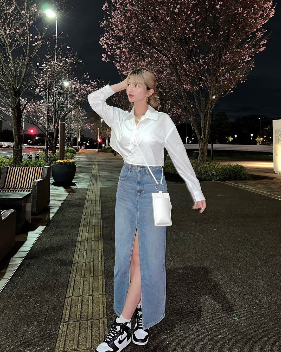 きこのインスタグラム：「夜散歩😮‍💨❤︎  こーゆーデニムのスカート探してて 一目惚れした💙夏に着たい💛 @blondey_official  . . #さんぽ #blondey #ブロンディ」