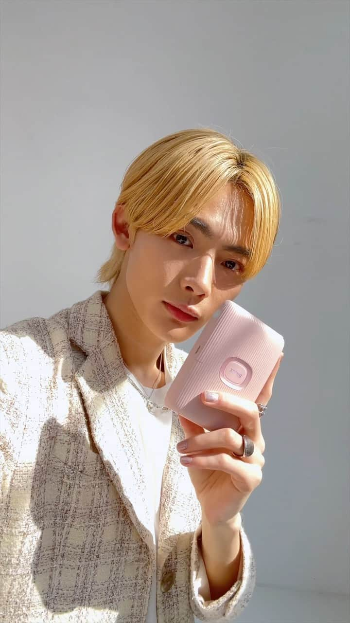 NOA（ノア）のインスタグラム：「INSTAX mini Link 2を使って遊んでみたよ📸🌸 チェキプレスの取材記事も公開中なのでぜひチェックしてみてね👀  #スマホプリンター #チェキ #INSTAXMINILINK2  #INSTAX  @cheki_instax」