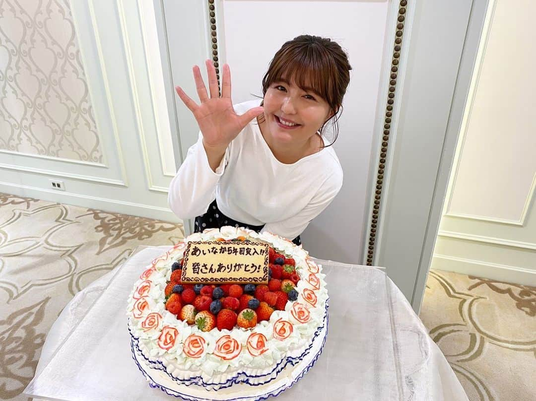 野中藍のインスタグラム：「fifth anniversary ✨🎂✨  少し前になりますが、 毎週土曜日14:30から 文化放送超A&G＋で放送中の 「サンセルモプレゼンツ 結婚式はあいのなかで」の お食事会がありました！ （子供のお迎えがあるので、 なんとお昼の開催！お心遣いに涙が出ます🥹）  思えばコロナ禍になる前に一度だけスタッフみんなでご飯して以来で、嬉しいと思っていたら、 こんなに素敵な会場をご用意してくださり、 こんなに素敵なお料理もご準備してくださり、 みなさん同じ想いでいてくださったことが嬉しくて嬉しくて…🥹  久しぶりのフォークとナイフのお料理をゆっくりゆっくり味わいました♡  （最後にはまさかのスタッフの皆さまからプレゼントまでいただき、 もちろん予想もしてなくて、 本気であたふたしてしまい😂 とってもとっても嬉しかったです♡）  そして、結婚式場なのでさすがのホスピタリティー！✨  結婚してもしなくても幸せになれる時代だけど、 やっぱり結婚式は幸せいっぱいですね☺️ これからも見てて心がハッピーになれる番組を作っていきたいです🫧  いつもご視聴ありがとうございます…！！ いいねやコメントも力になっています🦁✨  #5周年 #応援ありがとう　#声優　#seiyuu #radio #thankyou」