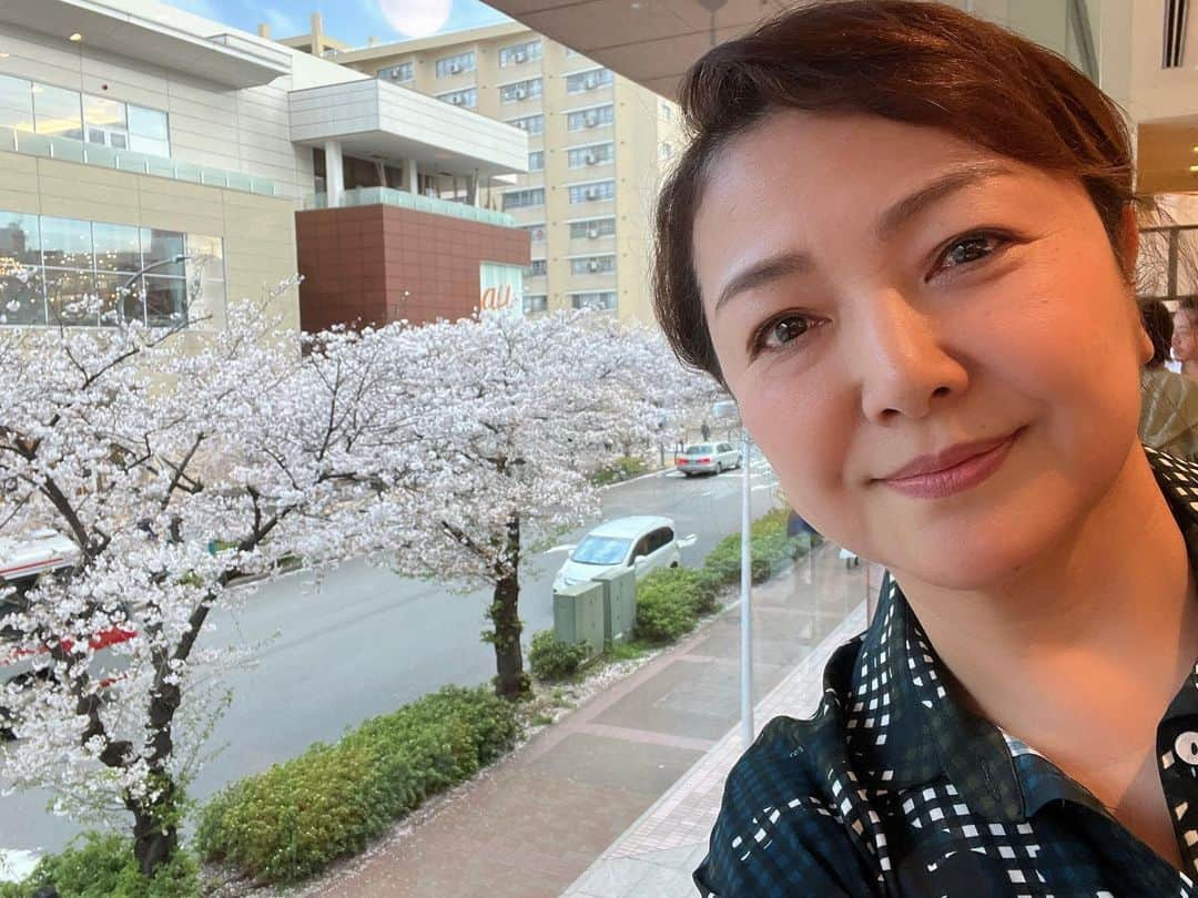 原日出子さんのインスタグラム写真 - (原日出子Instagram)「たまプラーザの桜を見おろしながら 娘とご飯😊 この季節は 最高の眺めです💖  #桜並木 #お買い物 #娘ちゃんとデート #たまプラーザ」3月31日 16時17分 - hara_hideko