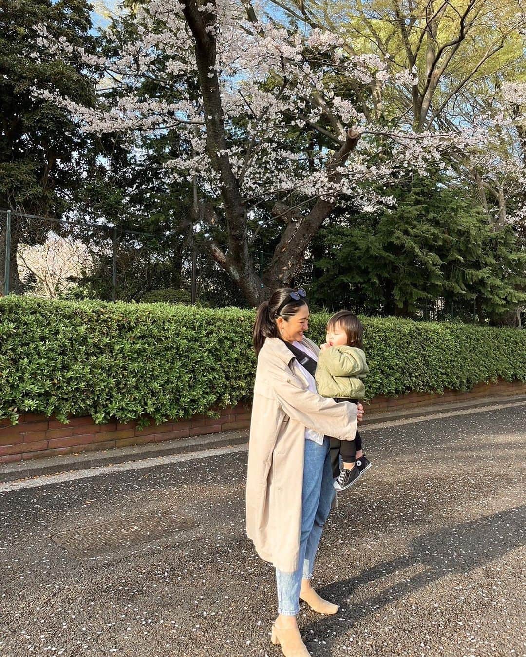 Rimiのインスタグラム：「最近はお花見に行って今年の桜が見れた🌸 2人を連れて出るのは大変だけどやっぱりとっても楽しい🤍 子育て始めてできなくなることもたくさんあるけど、子供がいるからできることもたくさんある！🤍 失敗もたくさんしながら必要なものが何か学んでる☺️日々成長！ 新米ママも2年目も頑張ろう🤍  #baby#babygirl#babyfashion#babyclothes#clothes#fashion#cordinate#family#familyphoto#photo#1歳#0歳#赤ちゃん#男の子ベビー#女の子ベビー#女の子コーデ#男の子ママ#女の子ママ#兄妹#年子ママ#年子#赤ちゃんのいる生活#親子コーデ#家族写真#家族の思い出」