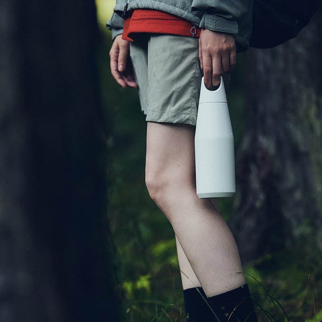 KINTOさんのインスタグラム写真 - (KINTOInstagram)「【発売開始】TRAIL TUMBLER⁠⁠ 感覚を研ぎ澄まして進むアウトドアライフに向けた TRAIL TUMBLERの発売が開始しました。真空二重構造で高い保温保冷効果を発揮し、炭酸飲料も入れることができます。飲み口はネジなどの突起がないので口当たりが良い設計です。⁠⁠ ⁠⁠ Designed by Shin Azumi⁠⁠ ⁠⁠ Photography: Kaita Otome (@kaitaotome)⁠⁠ Stylist: Yutaka Aoki (@yutakaaoki)⁠⁠ Models: MEARI (@iammeari), Yoshinori Yanagisawa (@yoshinori__y)⁠⁠ Site: Daichi silent river (@daichi_nature)⁠⁠ ⁠⁠ ---⁠⁠ [New Launch] TRAIL TUMBLER is now available for purchase in Japan. Designed for outdoor ventures that ignite the senses, the vacuum insulated tumbler has excellent heat and cold retention. The mouth of the tumbler is smooth so you can drink comfortably, and it can also be used with carbonated drinks.⁠⁠ ⁠⁠ Designed by Shin Azumi⁠⁠ .⁠⁠ .⁠⁠ .⁠⁠ #kinto #キントー」3月31日 16時22分 - kintojapan