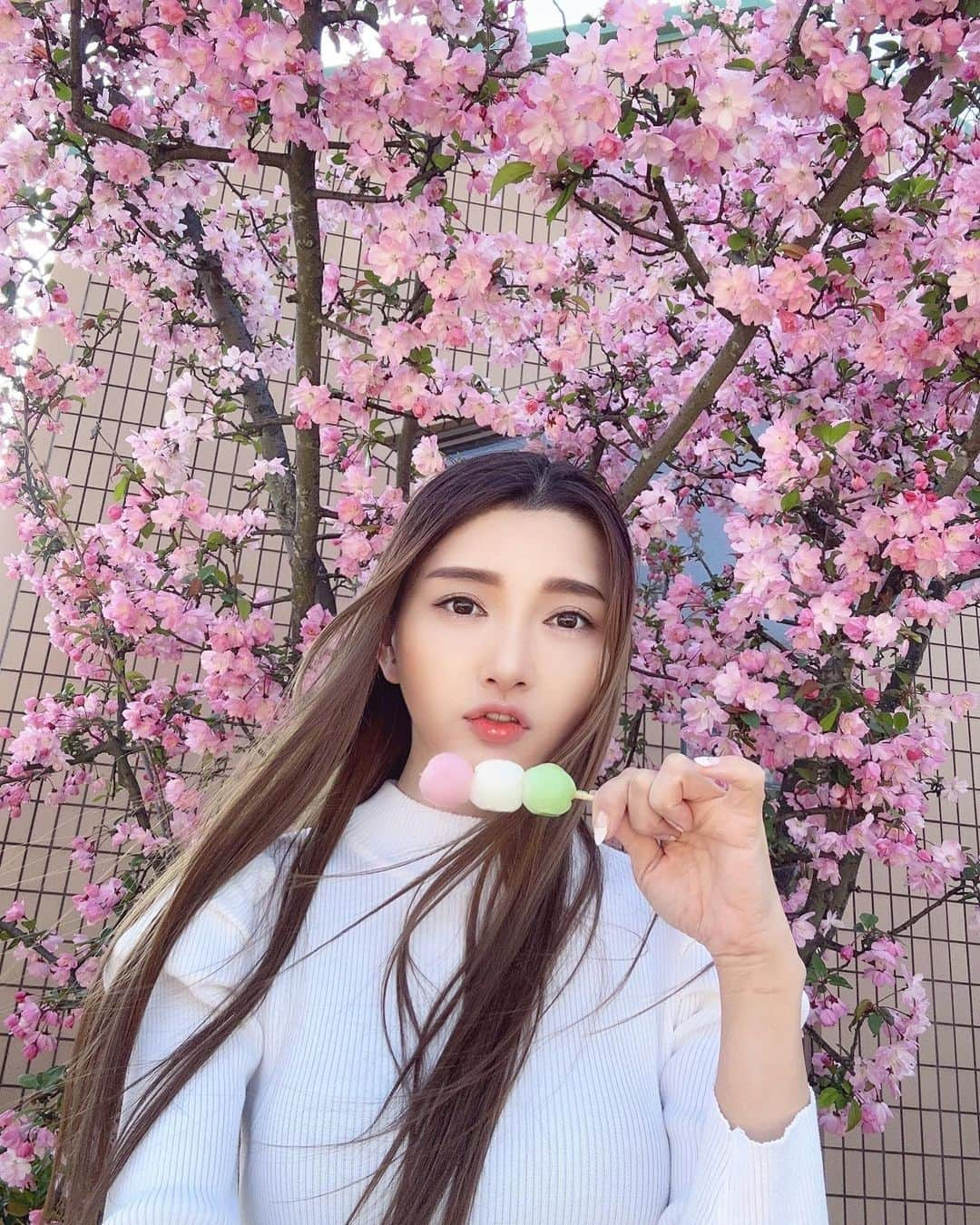 マキろんさんのインスタグラム写真 - (マキろんInstagram)「#花より団子🍡 #桜ポートレート   🌸🍡🌈💖 🏯🌸🍡🌈💖  #令和のアラフィフマキろん  #山内智恵#マキろん #波動を上げる方法  #引き寄せの法則実践中」3月31日 16時25分 - chieyamauchi