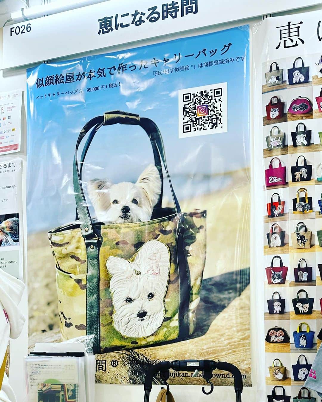 チャン・リーメイさんのインスタグラム写真 - (チャン・リーメイInstagram)「ルルさん、  ボレロのキャリーバッグに入れてみたら、、 　 アレ？箱乗りィ⁉️  😅やっぱり猫には猫のキャリーバッグだよね、と実感😅  というわけで、  インターペット2023に出店されている  〜恵になる時間〜　@n2maniac さんへ  ボレロがモデルを務めさせていただいた写真📸  巨大ポスターになっていて  大興奮な私💕  看板犬のBONちゃんに癒されながら、  ルルの専用のバッグも注文です😁  もう4．7キロもあるから、  果たして担いで運べるかどうか疑問ではありますが😅  生地から選べる楽しさ😍ワクワク✨  今回も新作が楽しみです💕  インターペットにいかれる方は、ボレロのポスターも、探してみてくださいネ❣️  #インターペット2023 #恵になる時間 #猫には猫のキャリーバッグ #かわいいキャリーバッグ #ラグドール #ragdoll #犬猫派」3月31日 16時26分 - limeichiang