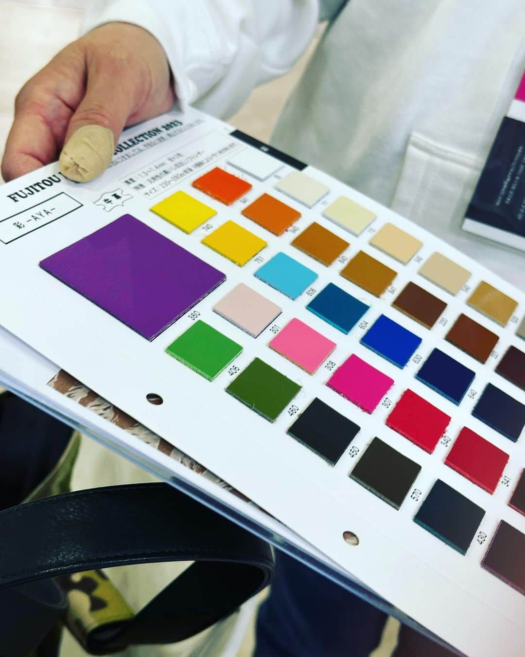チャン・リーメイさんのインスタグラム写真 - (チャン・リーメイInstagram)「ルルさん、  ボレロのキャリーバッグに入れてみたら、、 　 アレ？箱乗りィ⁉️  😅やっぱり猫には猫のキャリーバッグだよね、と実感😅  というわけで、  インターペット2023に出店されている  〜恵になる時間〜　@n2maniac さんへ  ボレロがモデルを務めさせていただいた写真📸  巨大ポスターになっていて  大興奮な私💕  看板犬のBONちゃんに癒されながら、  ルルの専用のバッグも注文です😁  もう4．7キロもあるから、  果たして担いで運べるかどうか疑問ではありますが😅  生地から選べる楽しさ😍ワクワク✨  今回も新作が楽しみです💕  インターペットにいかれる方は、ボレロのポスターも、探してみてくださいネ❣️  #インターペット2023 #恵になる時間 #猫には猫のキャリーバッグ #かわいいキャリーバッグ #ラグドール #ragdoll #犬猫派」3月31日 16時26分 - limeichiang