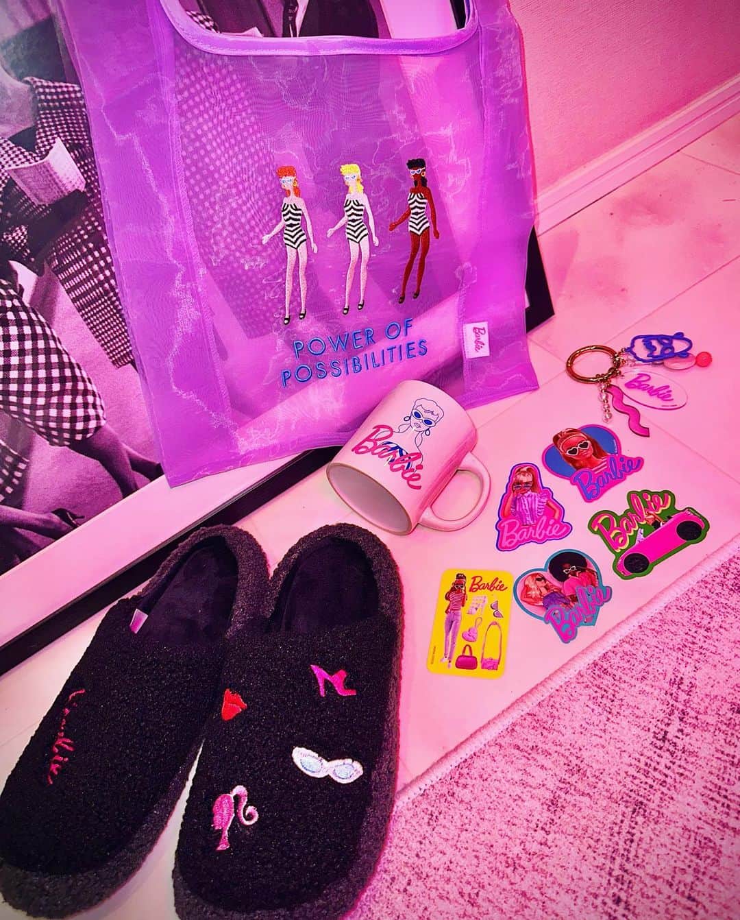 ギュテさんのインスタグラム写真 - (ギュテInstagram)「super hotなBarbie登場💘  Barbieメイクしてから自分的にブームきてて可愛いBarbieグッズ集めてみた👙  個人的にマグカップがお気に入り☕️  みんなはどれがすき？💖  #PR #barbiestore #barbie #バービー @Barbie_store_jp」3月31日 16時31分 - kimgyutae_official
