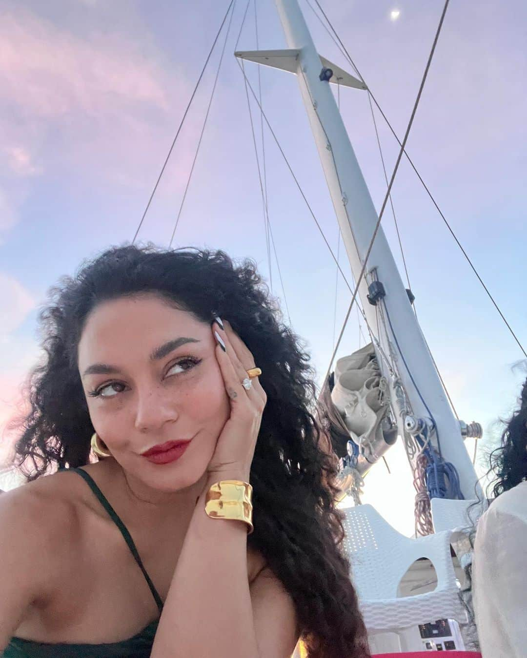 ヴァネッサ・ハジェンズさんのインスタグラム写真 - (ヴァネッサ・ハジェンズInstagram)「Nothing says dreamy like a catamaran cruise at sunset #foreverphilippines」3月31日 16時41分 - vanessahudgens