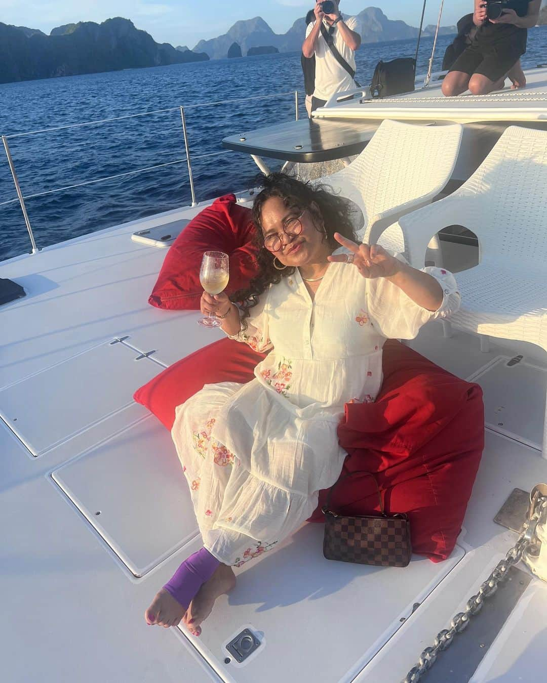 ヴァネッサ・ハジェンズさんのインスタグラム写真 - (ヴァネッサ・ハジェンズInstagram)「Nothing says dreamy like a catamaran cruise at sunset #foreverphilippines」3月31日 16時41分 - vanessahudgens