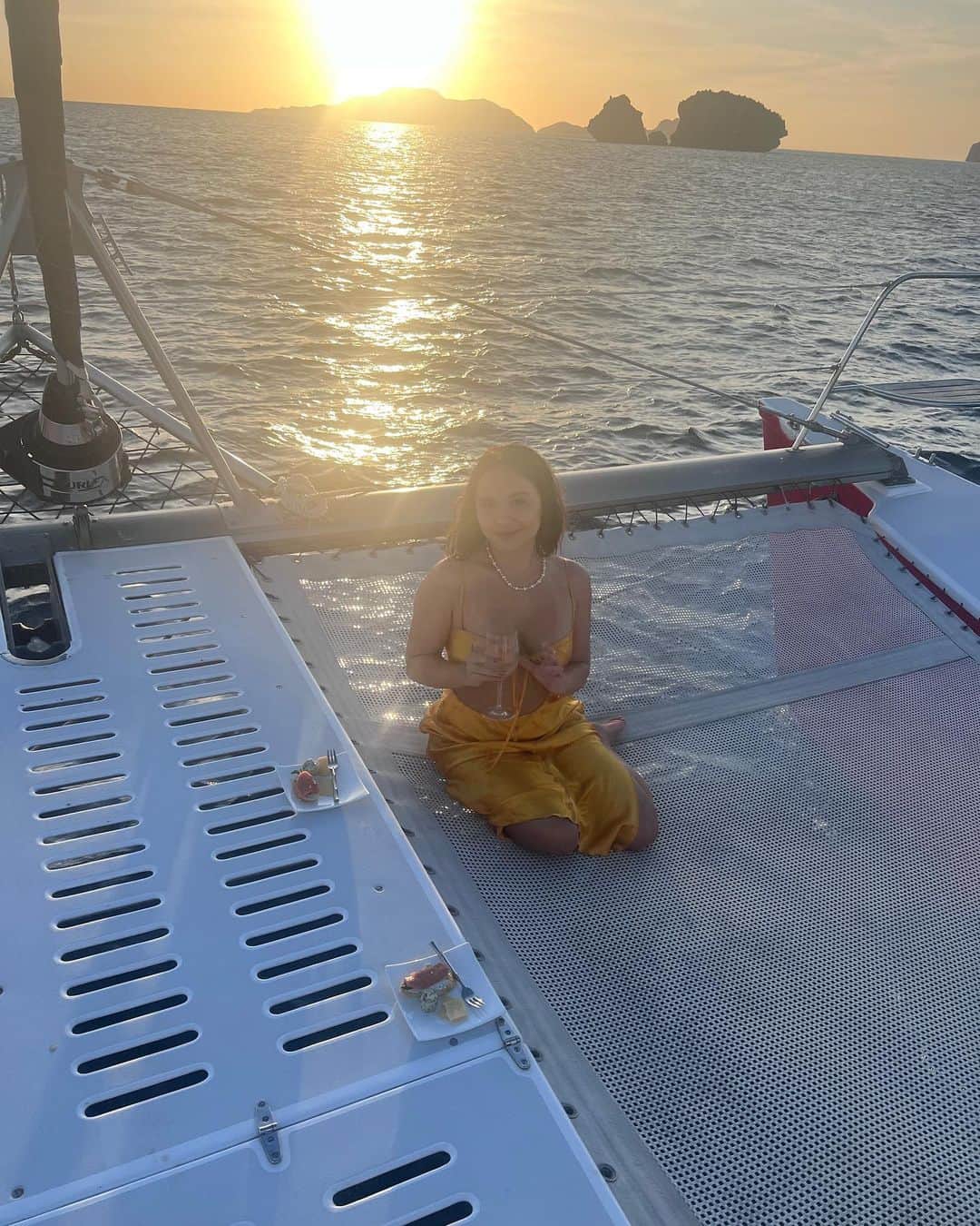 ヴァネッサ・ハジェンズさんのインスタグラム写真 - (ヴァネッサ・ハジェンズInstagram)「Nothing says dreamy like a catamaran cruise at sunset #foreverphilippines」3月31日 16時41分 - vanessahudgens