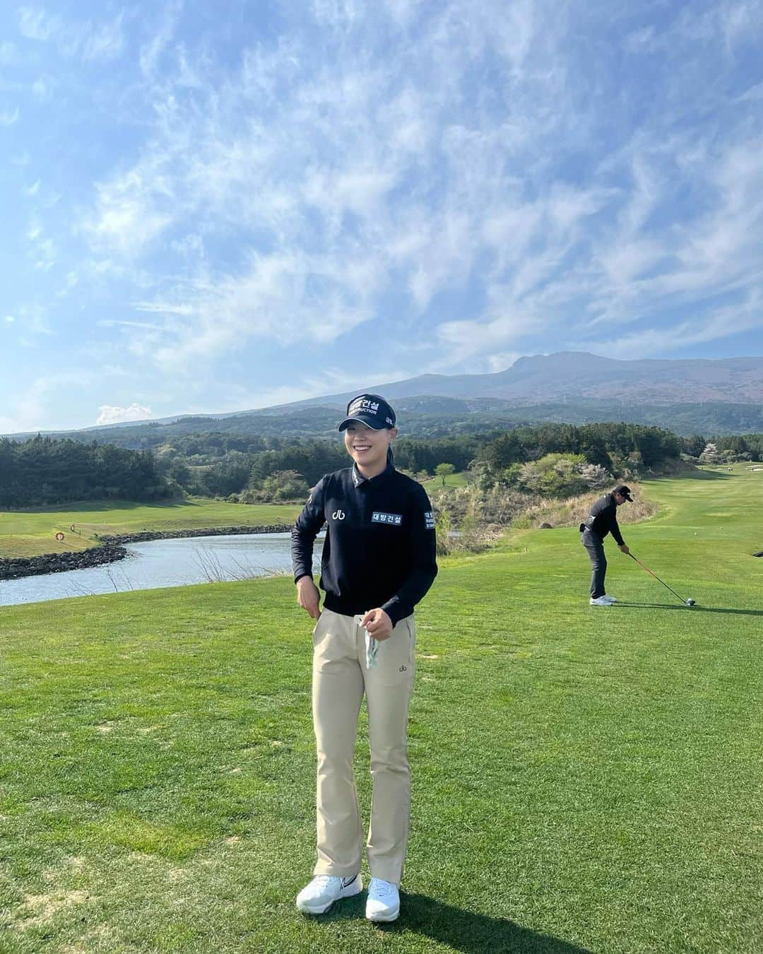 イ・ソミのインスタグラム：「. 드루 입으면 복 드루와😚 . . . #드루와 #나 #드루 #골프웨어 #골프 #golf #klpga」