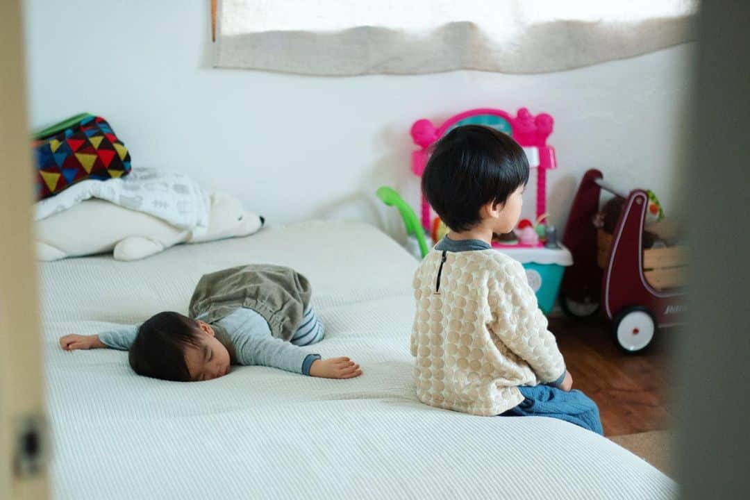セソコマサユキのインスタグラム：「そんな次男（左）も、来週ついに小学生になります（写真は６年前ぐらいってことですね）。  #沖縄 #移住 #子育て」