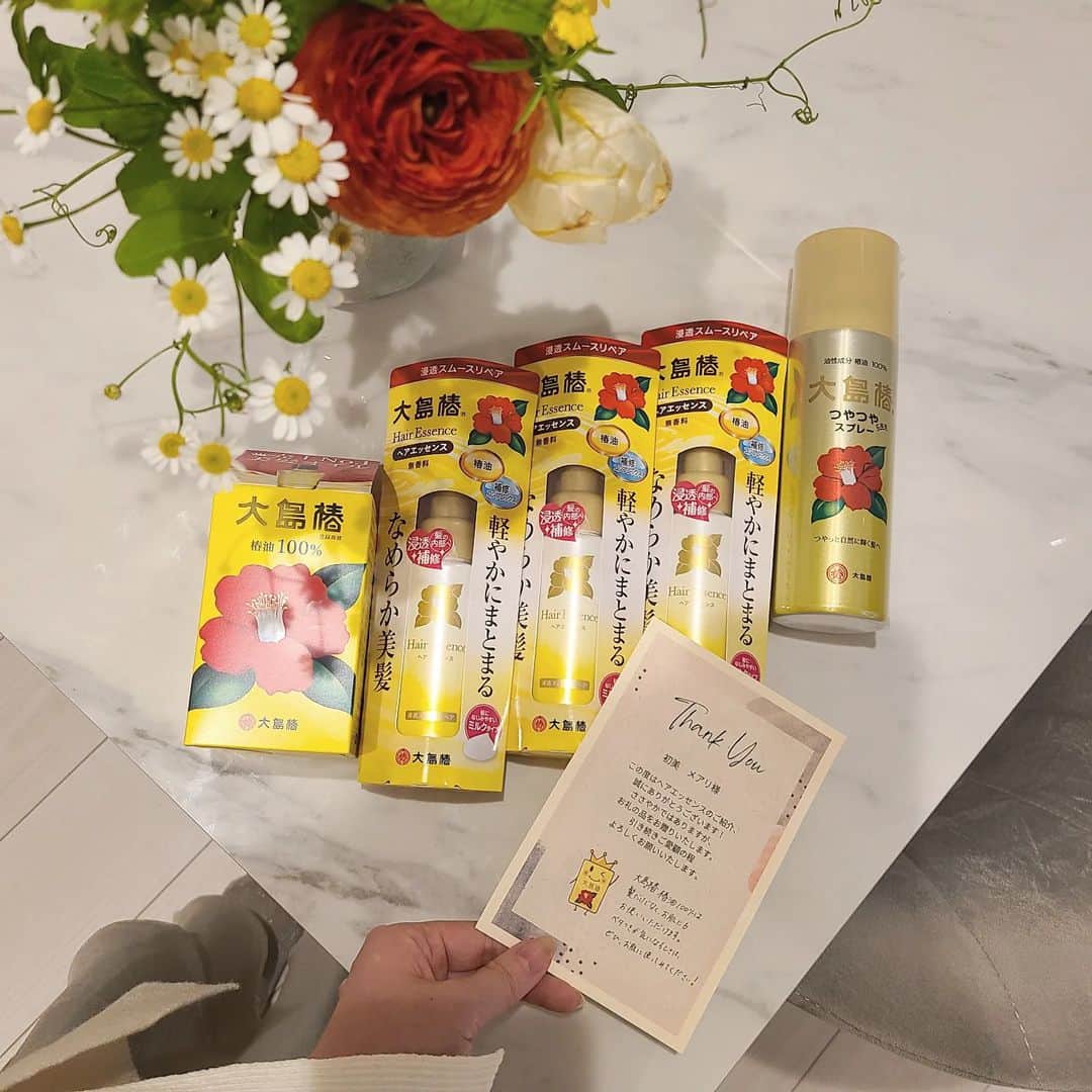 初美メアリのインスタグラム：「まさかの、まさかのー！ TikTokで大島椿さんのヘアエッセンスを絶賛したら直接ご連絡いただき、しかもサプライズで事務所にプレゼントを送ってくださいました！！😳🤍 心暖まるなあー🤍 ありがとうございます！これからも愛用させていただきます😚  (グリーンネイルになってしまい爪の色があれなのは見なかったことにして😂)  #大島椿 #ヘアエッセンス #ヘアミルクおすすめ  #ヘアケア  #椿油」