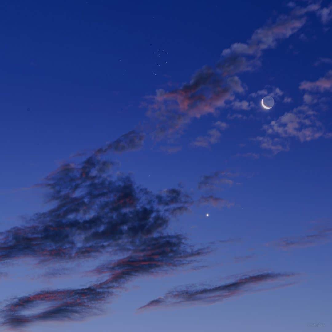 KAGAYAさんのインスタグラム写真 - (KAGAYAInstagram)「4月のお勧め天文現象（すべて肉眼でOK) ▶4/1-5 宵に宇宙ステーションが見える ▶4/6 満月 ▶4/11夕暮れ 金星とすばるが近づいて見える ▶4/20 九州南部、南西諸島などでわずかな部分日食 ▶4/23未明 こと座流星群（数は多くありません) ▶4/23夕暮れ 月と金星が近づいて見える 写真は以前に撮影した月と金星とすばるです。 #moon #星空」3月31日 16時42分 - kagaya11949