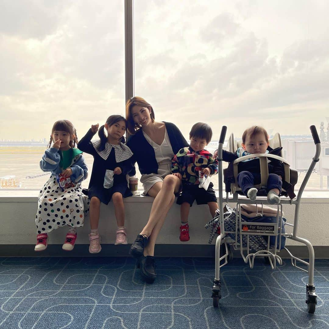 菊池瑠々さんのインスタグラム写真 - (菊池瑠々Instagram)「✈️✈️✈️✈️ こうやってみると子沢山笑 幸せね❤️  #第4子#赤ちゃん#新生児#男の子ベビー #2歳差育児#年子#旅行 #4人のママ#4人育児#4児ママ #家族 #男の子ママ#女の子ママ #2歳#4歳#6歳#姉妹ママ　 #年の差夫婦#26歳差夫婦 #ママ#ママモデル#年の差婚 #baby#family#mama#照片#大宝」3月31日 16時44分 - rurururu38