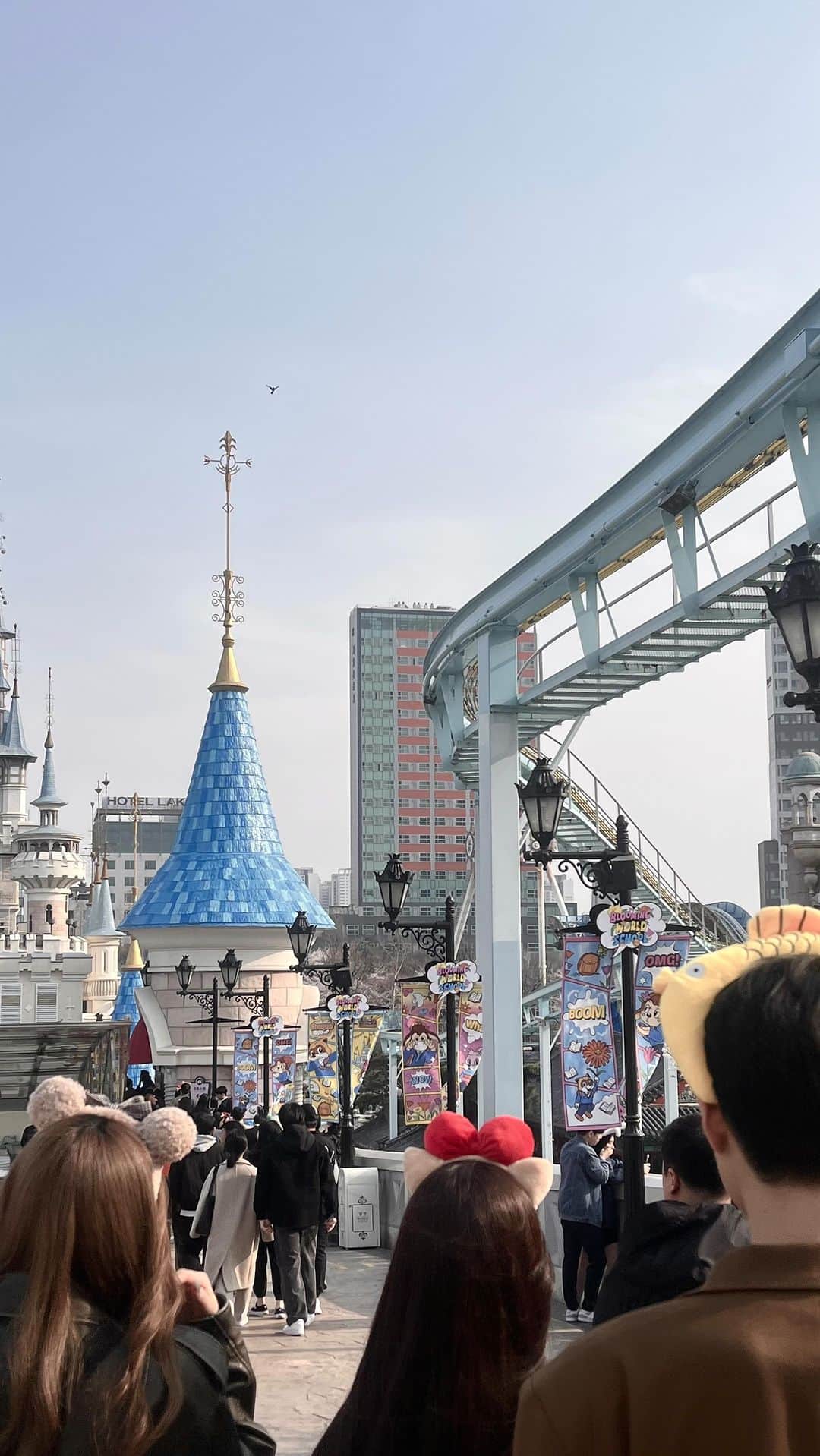 のインスタグラム：「롯데월드🎠 #buzzlove #ロマンスはデビュー前に」