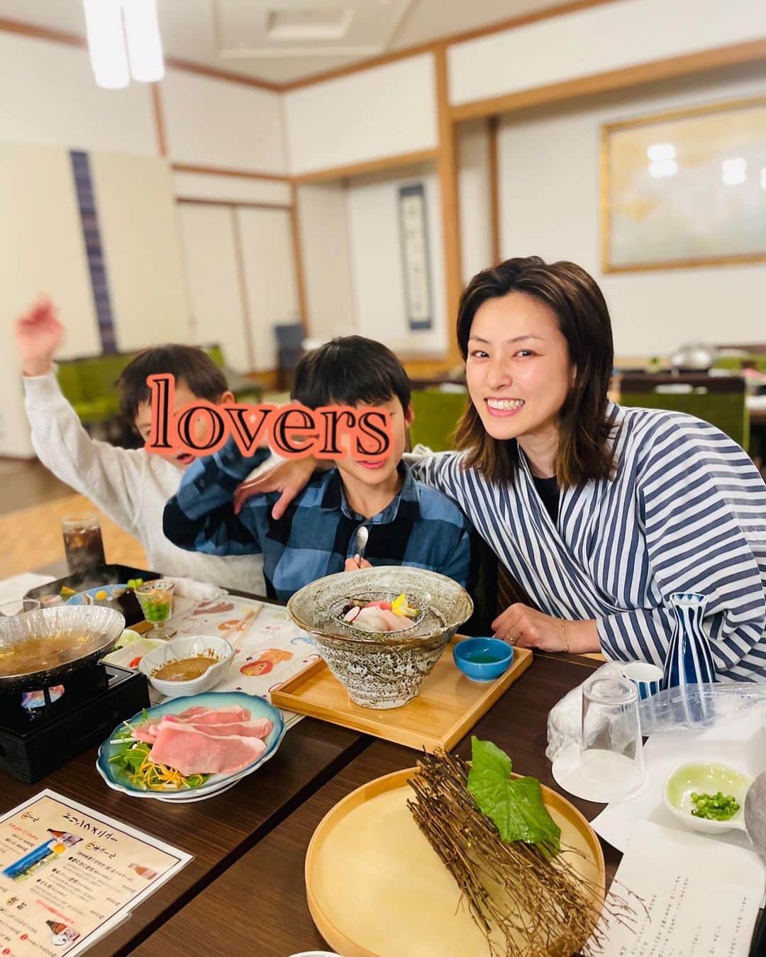 木下あゆ美のインスタグラム：「湯河原→パカブ→小田原城。  神奈川の温泉♨️もいいね パカブは脚にくる😭 #運動不足 8歳の息子に城を見せたいと思って行った小田原城。桜満開で思いの外混んでたわー。 #小田原城」